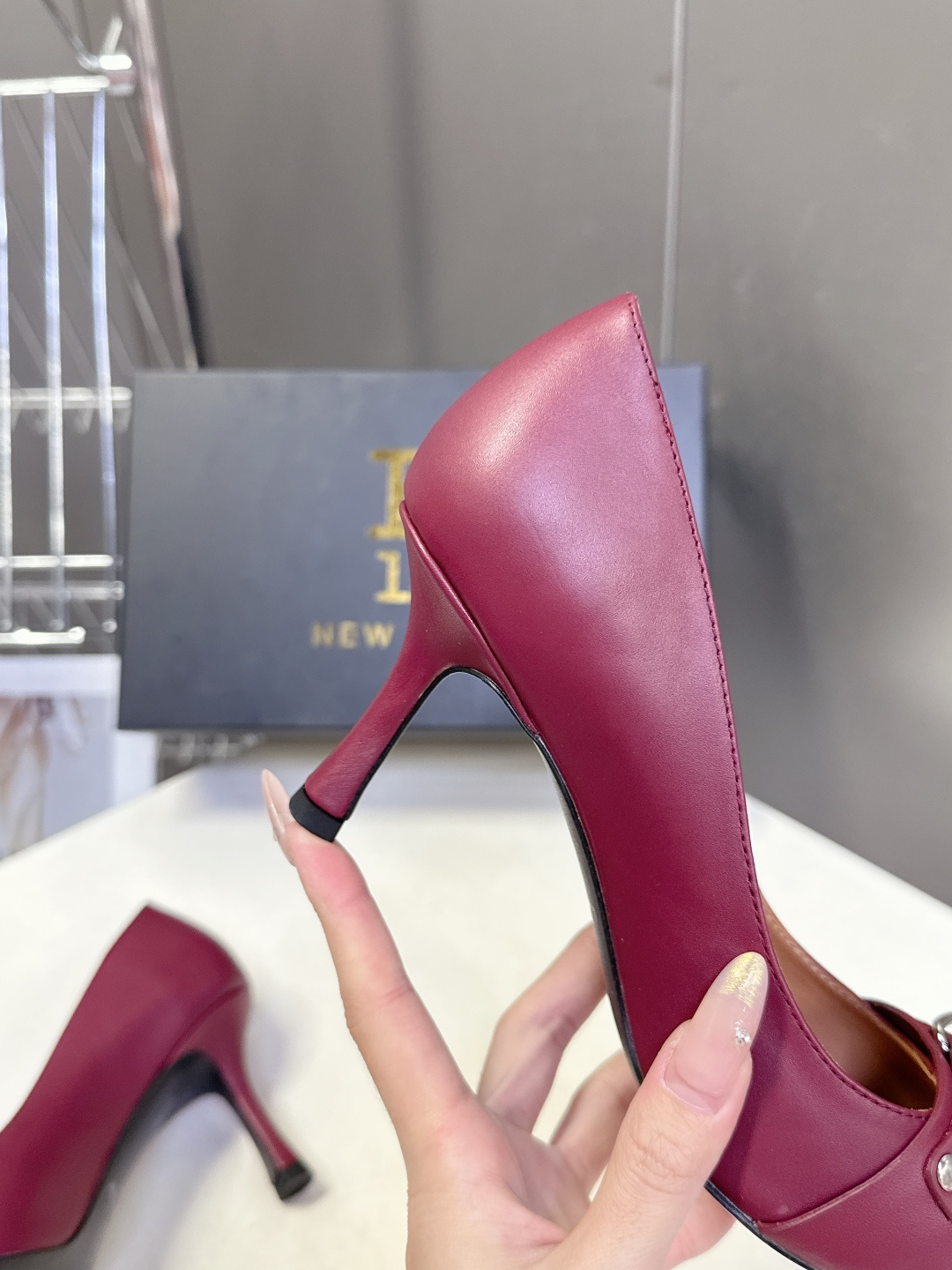 R13潮牌2026春夏最新走秀款时装鞋 超多明星网红种草 简易复古五金扣饰尖头时装鞋 ‮不‬‎会成‮鞋⁠