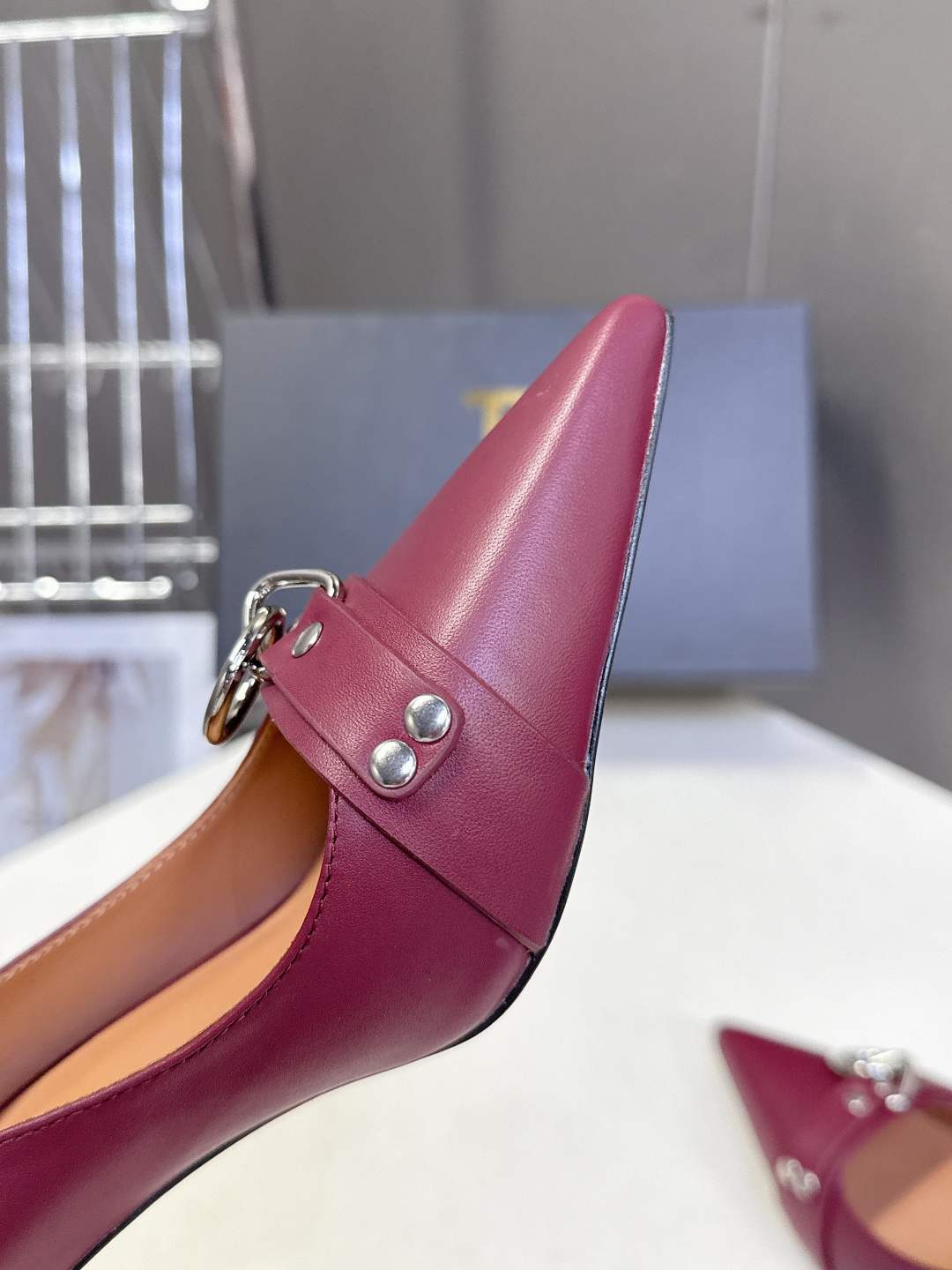 R13潮牌2026春夏最新走秀款时装鞋 超多明星网红种草 简易复古五金扣饰尖头时装鞋 ‮不‬‎会成‮鞋⁠