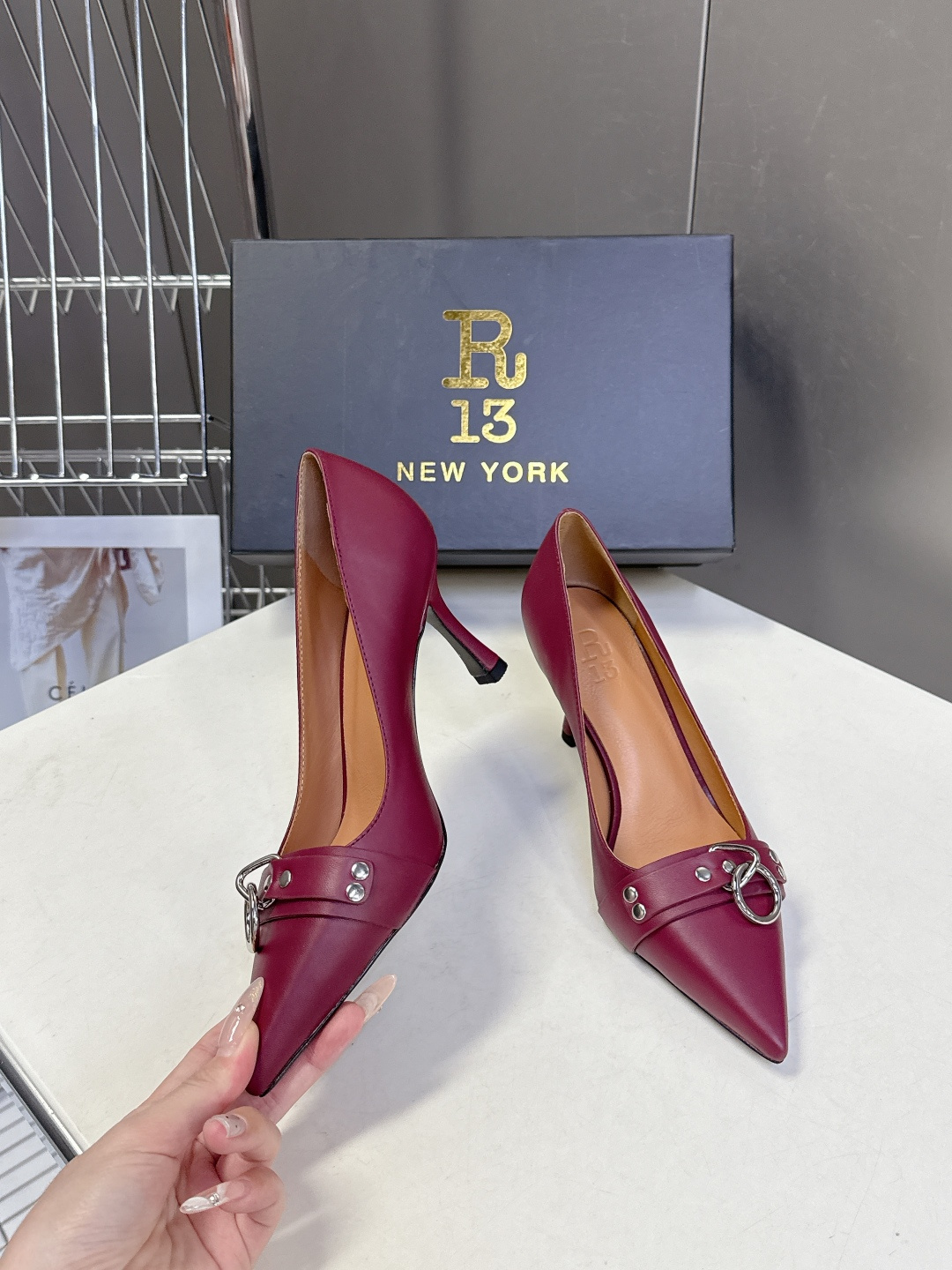 R13潮牌2026春夏最新走秀款时装鞋 超多明星网红种草 简易复古五金扣饰尖头时装鞋 ‮不‬‎会成‮鞋⁠