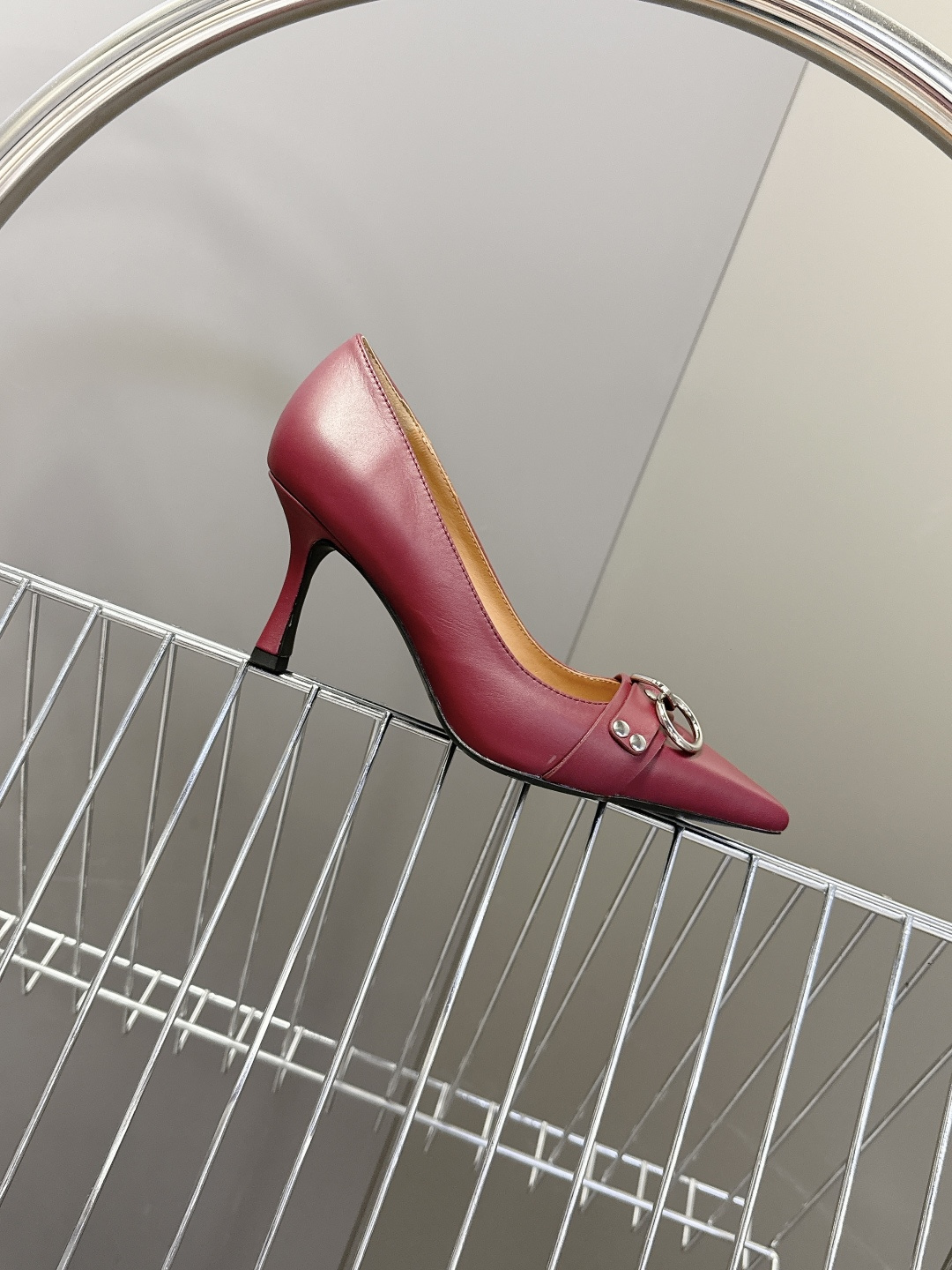 R13潮牌2026春夏最新走秀款时装鞋 超多明星网红种草 简易复古五金扣饰尖头时装鞋 ‮不‬‎会成‮鞋⁠