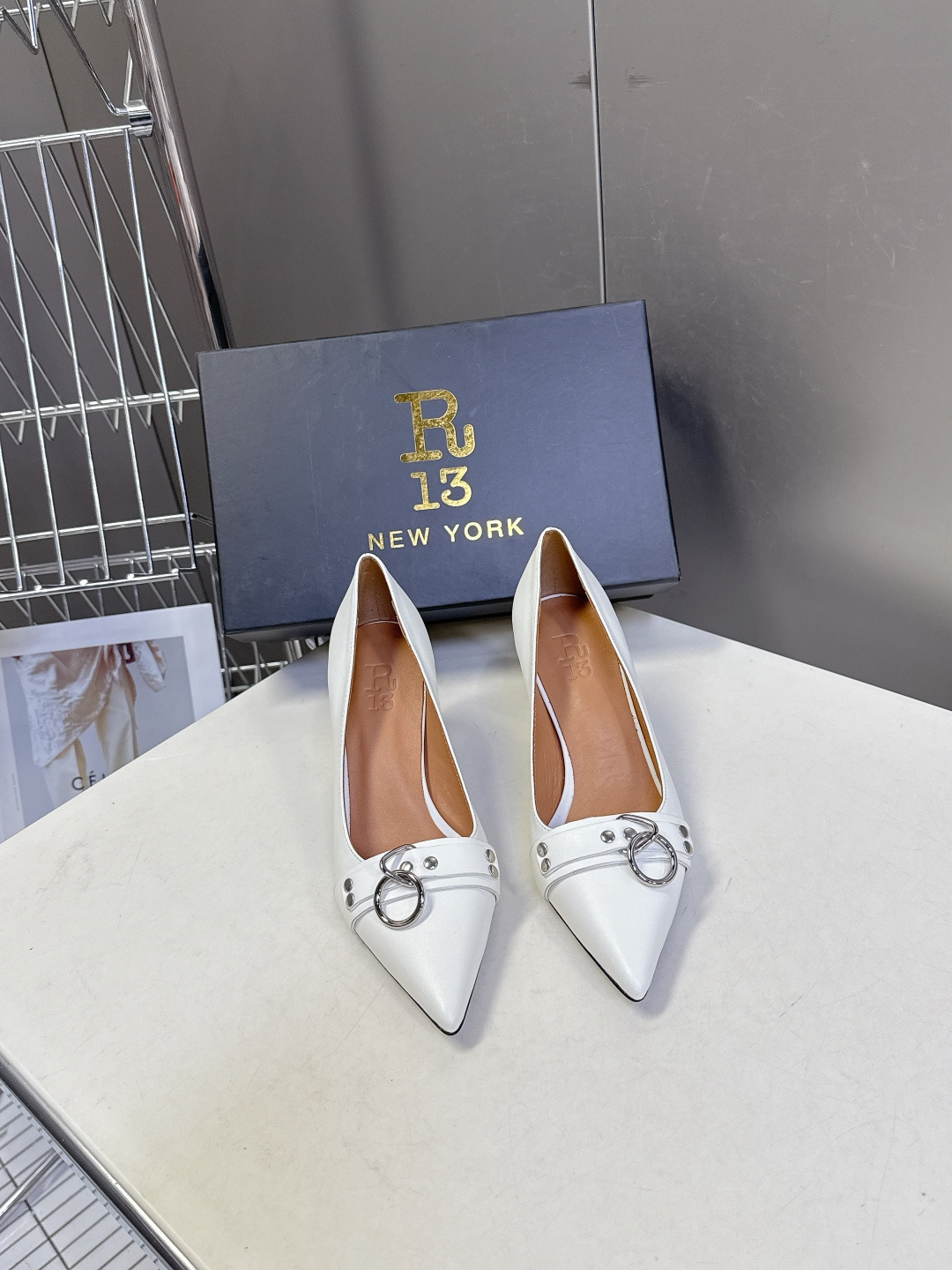 R13潮牌2026春夏最新走秀款时装鞋 超多明星网红种草 简易复古五金扣饰尖头时装鞋 ‮不‬‎会成‮鞋⁠