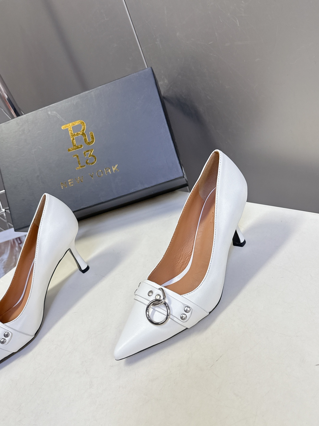 R13潮牌2026春夏最新走秀款时装鞋 超多明星网红种草 简易复古五金扣饰尖头时装鞋 ‮不‬‎会成‮鞋⁠