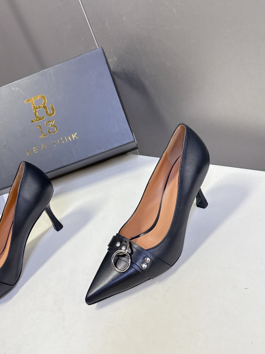 R13潮牌2026春夏最新走秀款时装鞋 超多明星网红种草 简易复古五金扣饰尖头时装鞋 ‮不‬‎会成‮鞋⁠