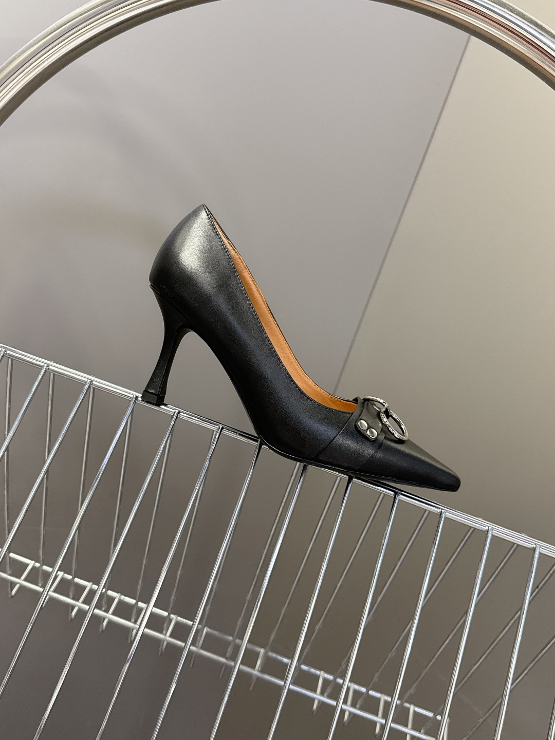 R13潮牌2026春夏最新走秀款时装鞋 超多明星网红种草 简易复古五金扣饰尖头时装鞋 ‮不‬‎会成‮鞋⁠