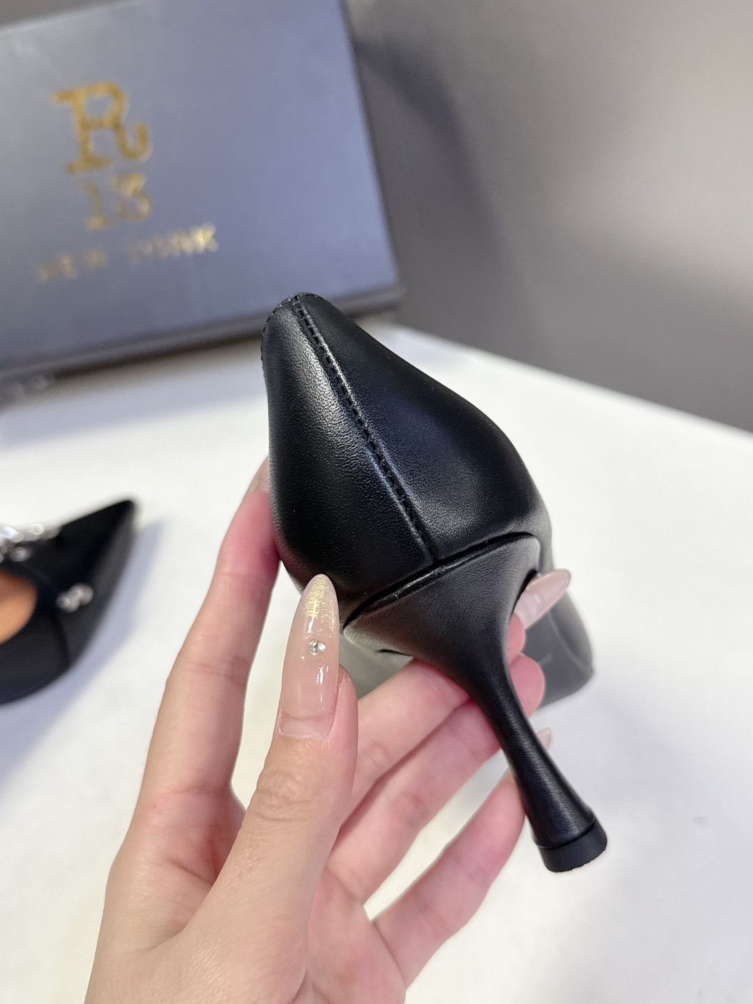 R13潮牌2026春夏最新走秀款时装鞋 超多明星网红种草 简易复古五金扣饰尖头时装鞋 ‮不‬‎会成‮鞋⁠