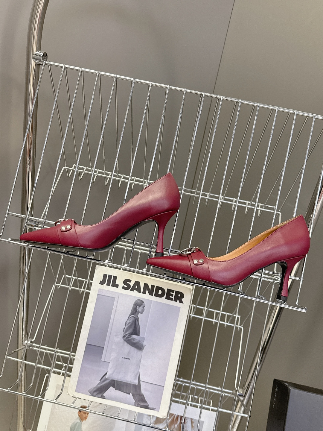 R13潮牌2026春夏最新走秀款时装鞋 超多明星网红种草 简易复古五金扣饰尖头时装鞋 ‮不‬‎会成‮鞋⁠