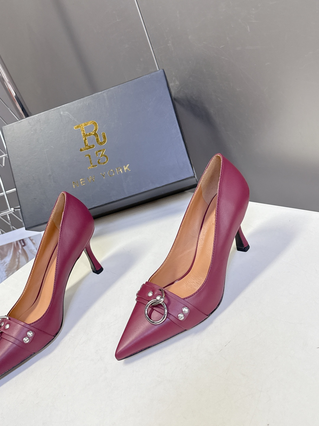 R13潮牌2026春夏最新走秀款时装鞋 超多明星网红种草 简易复古五金扣饰尖头时装鞋 ‮不‬‎会成‮鞋⁠