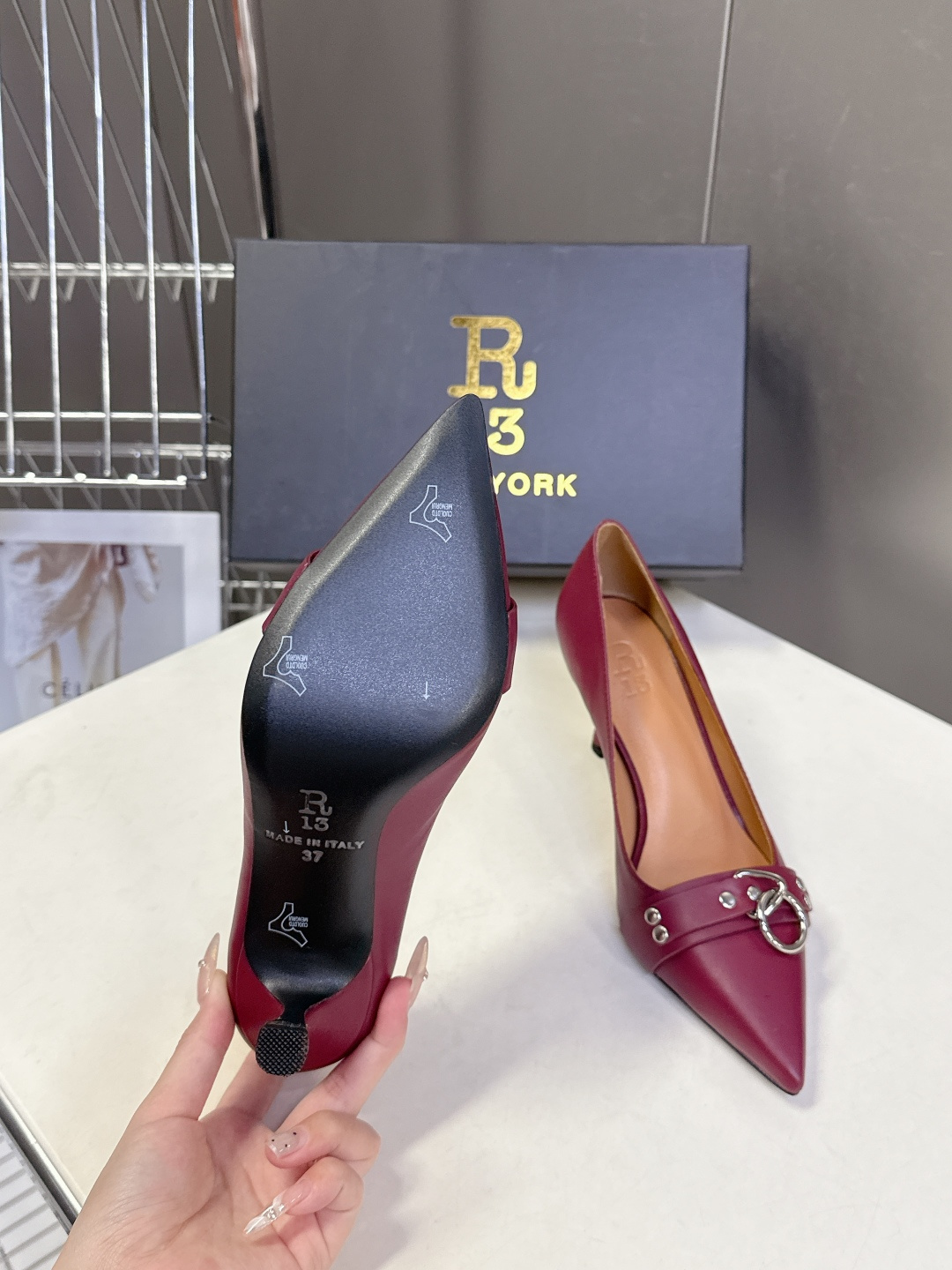 R13潮牌2026春夏最新走秀款时装鞋 超多明星网红种草 简易复古五金扣饰尖头时装鞋 ‮不‬‎会成‮鞋⁠