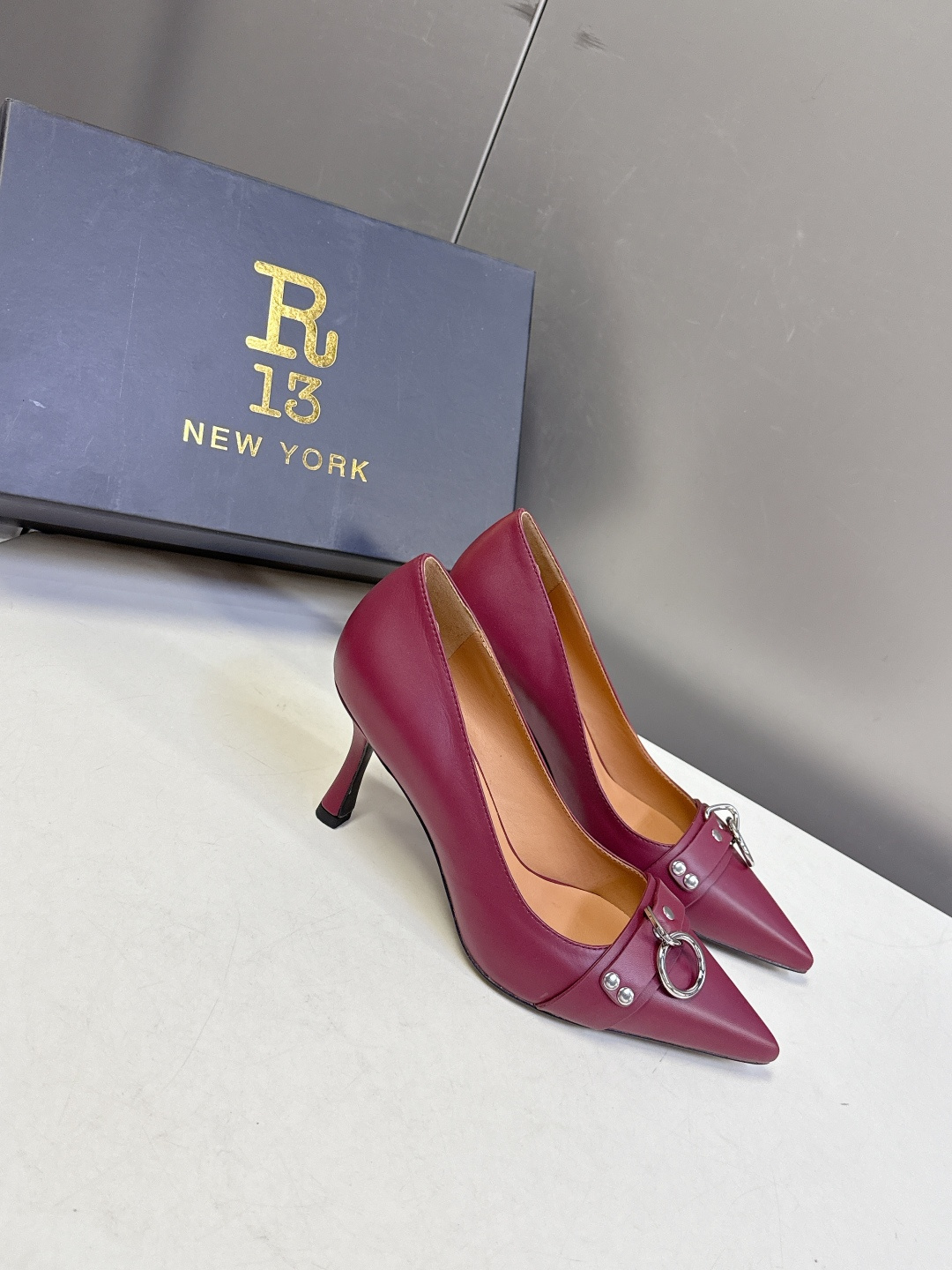 R13潮牌2026春夏最新走秀款时装鞋 超多明星网红种草 简易复古五金扣饰尖头时装鞋 ‮不‬‎会成‮鞋⁠