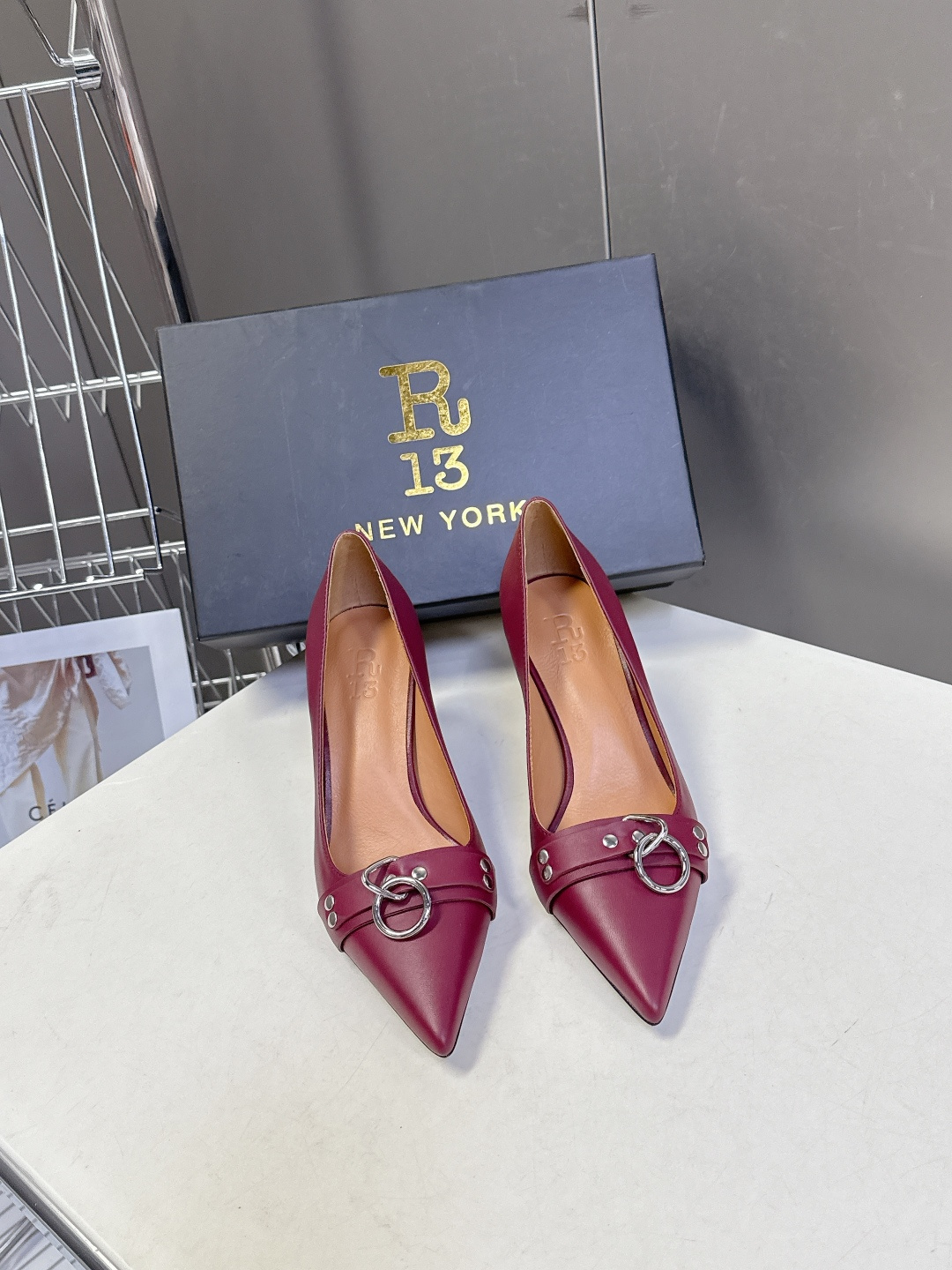 R13潮牌2026春夏最新走秀款时装鞋 超多明星网红种草 简易复古五金扣饰尖头时装鞋 ‮不‬‎会成‮鞋⁠