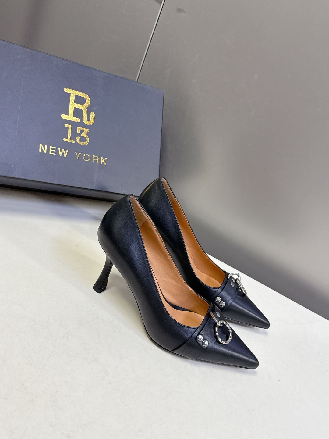 R13潮牌2026春夏最新走秀款时装鞋 超多明星网红种草 简易复古五金扣饰尖头时装鞋 ‮不‬‎会成‮鞋⁠