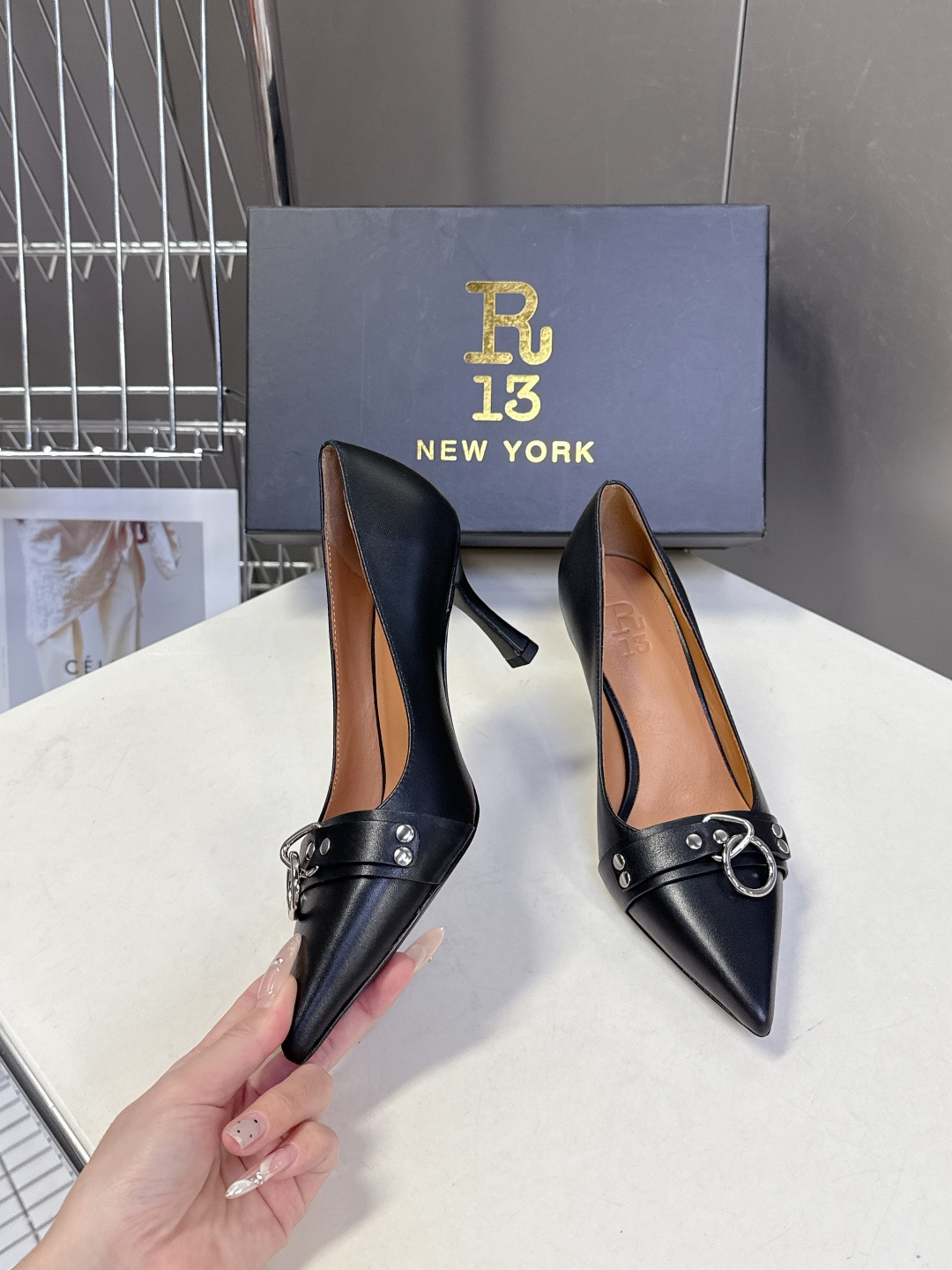 R13潮牌2026春夏最新走秀款时装鞋 超多明星网红种草 简易复古五金扣饰尖头时装鞋 ‮不‬‎会成‮鞋⁠