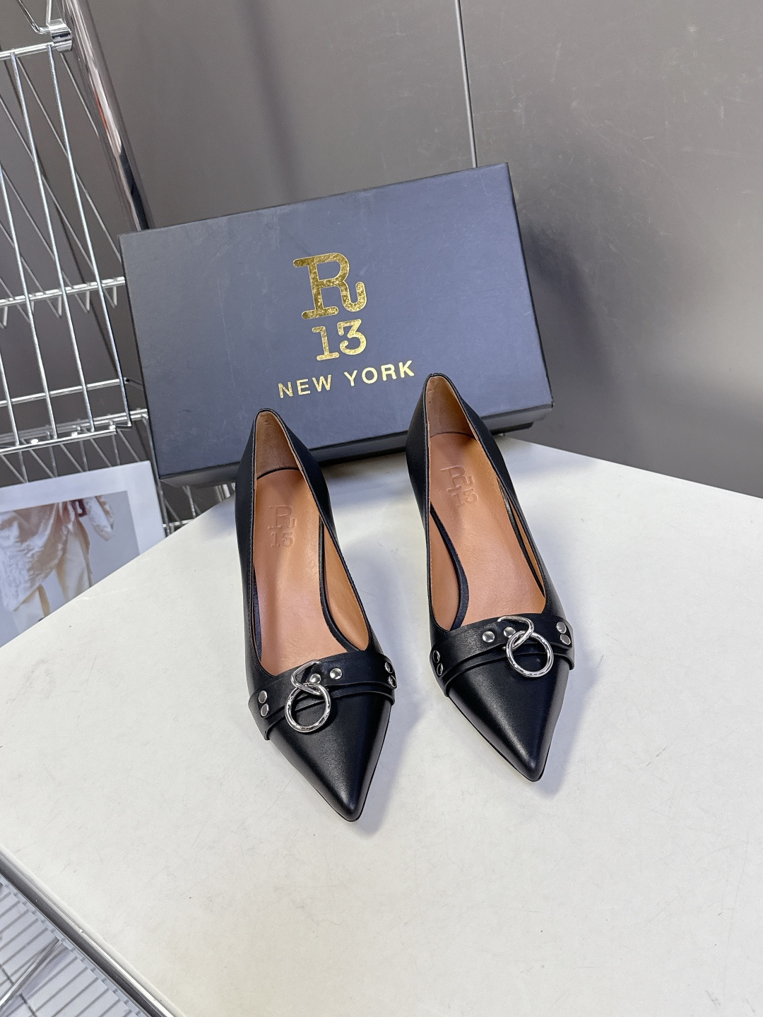 R13潮牌2026春夏最新走秀款时装鞋 超多明星网红种草 简易复古五金扣饰尖头时装鞋 ‮不‬‎会成‮鞋⁠