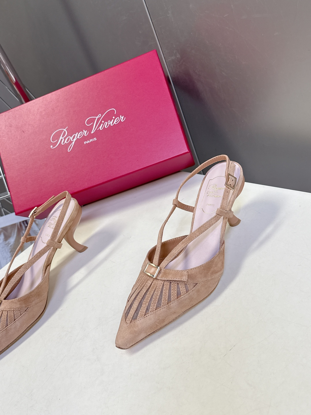 Roger Vivier罗杰·维维亚2026春夏最新款时装鞋超多明星网红种草 经典的尖头设计 蝴蝶结扣装