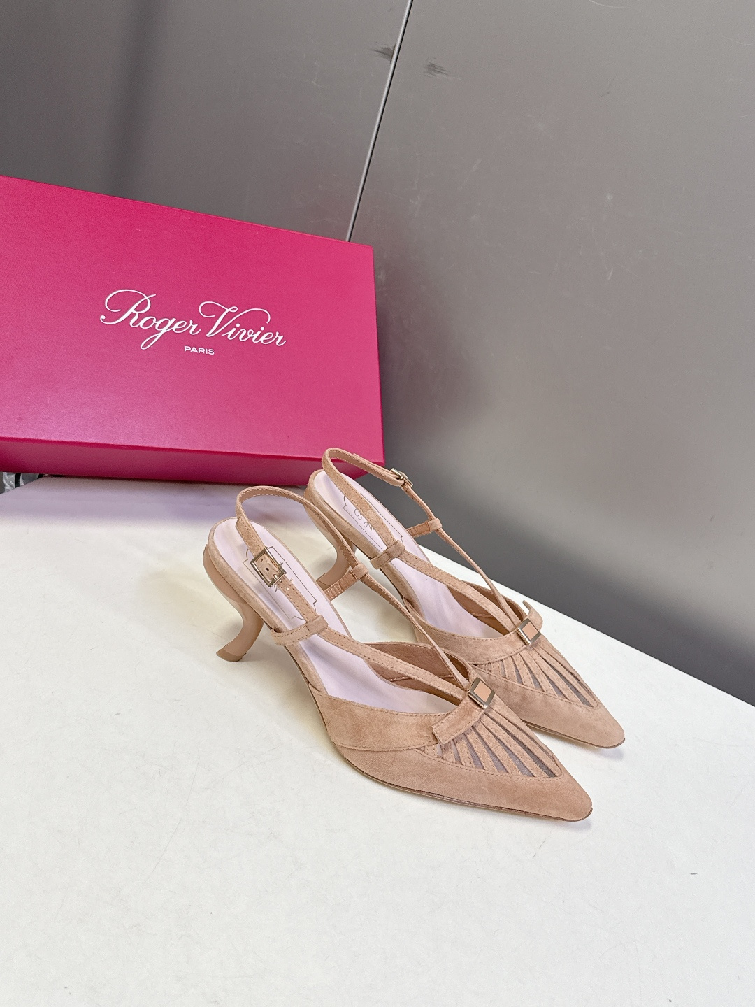 Roger Vivier罗杰·维维亚2026春夏最新款时装鞋超多明星网红种草 经典的尖头设计 蝴蝶结扣装