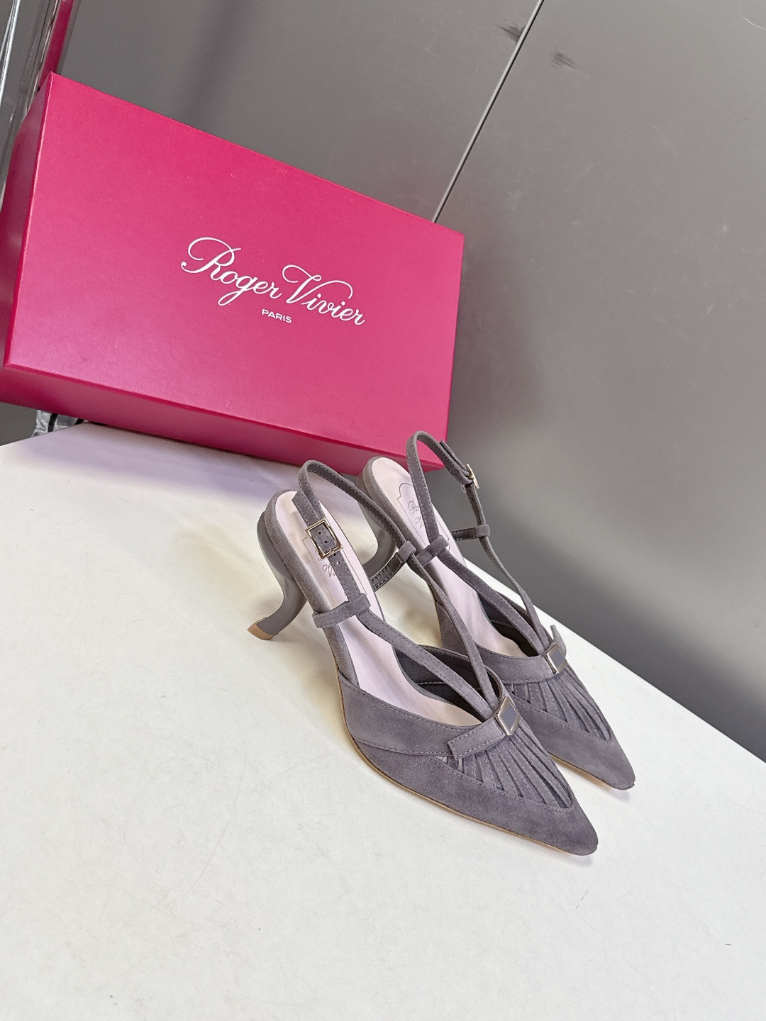 Roger Vivier罗杰·维维亚2026春夏最新款时装鞋超多明星网红种草 经典的尖头设计 蝴蝶结扣装