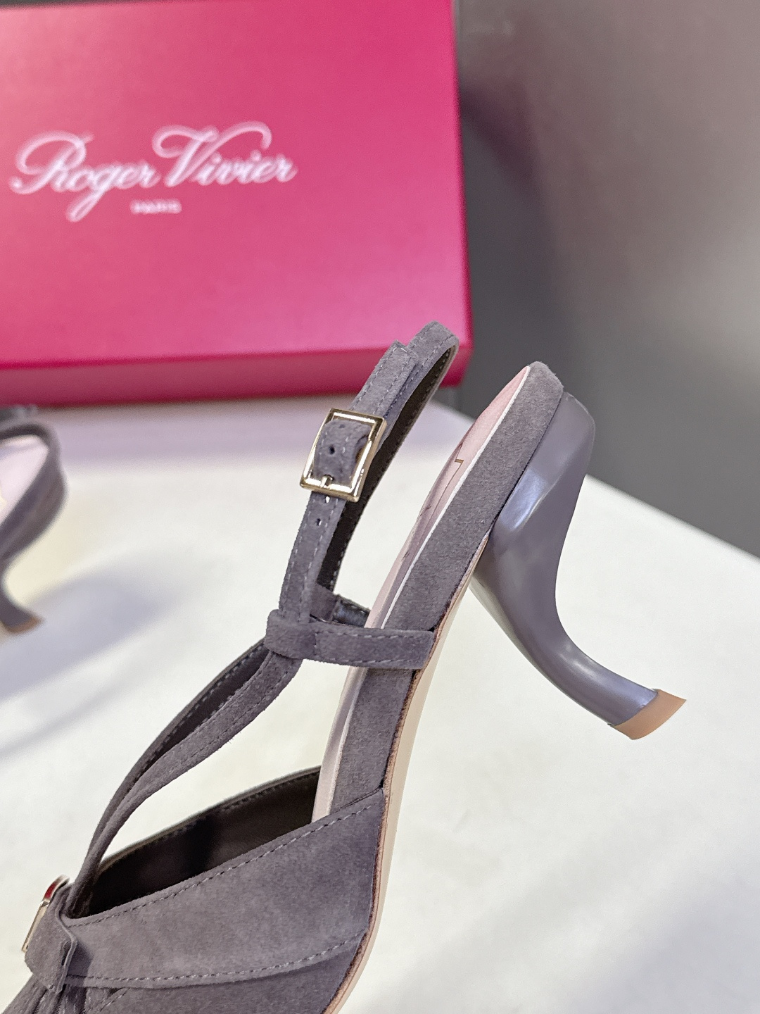 Roger Vivier罗杰·维维亚2026春夏最新款时装鞋超多明星网红种草 经典的尖头设计 蝴蝶结扣装