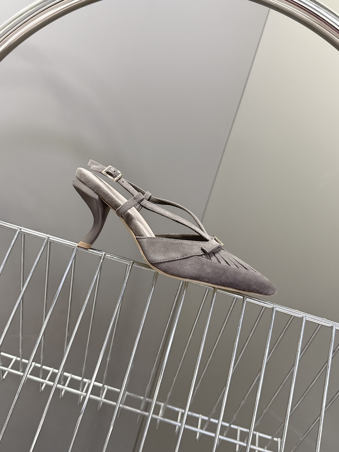 Roger Vivier罗杰·维维亚2026春夏最新款时装鞋超多明星网红种草 经典的尖头设计 蝴蝶结扣装