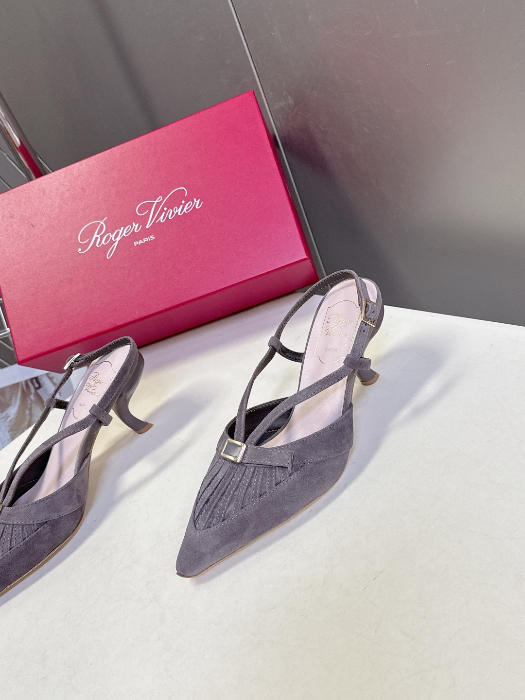 Roger Vivier罗杰·维维亚2026春夏最新款时装鞋超多明星网红种草 经典的尖头设计 蝴蝶结扣装