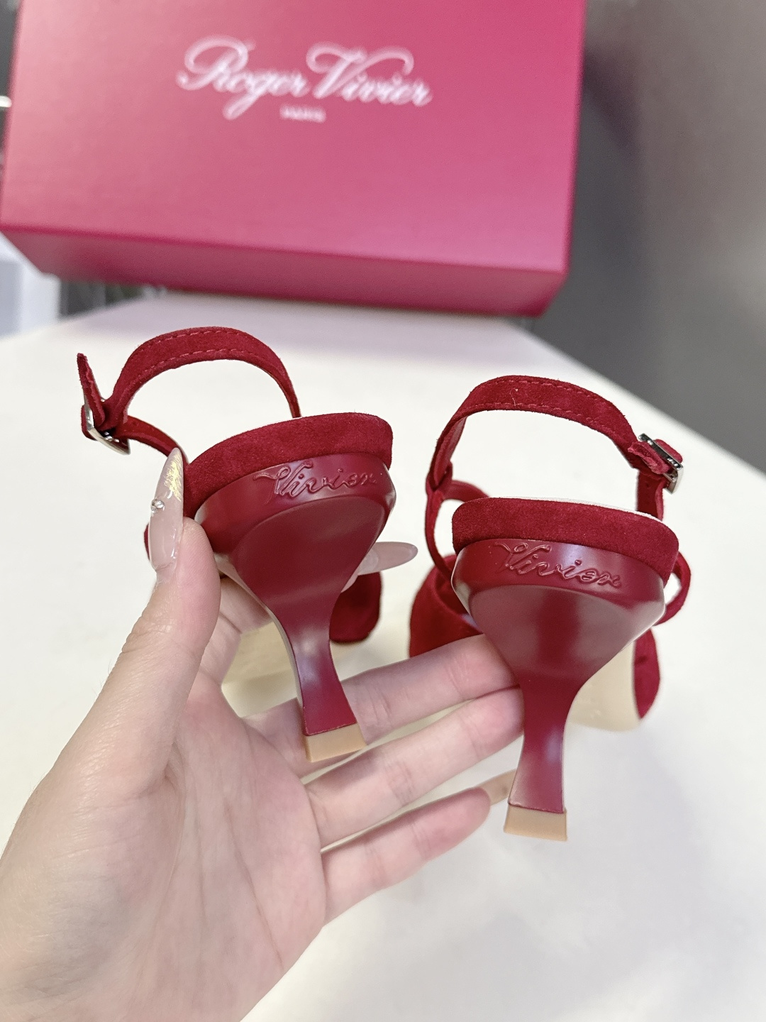 Roger Vivier罗杰·维维亚2026春夏最新款时装鞋超多明星网红种草 经典的尖头设计 蝴蝶结扣装