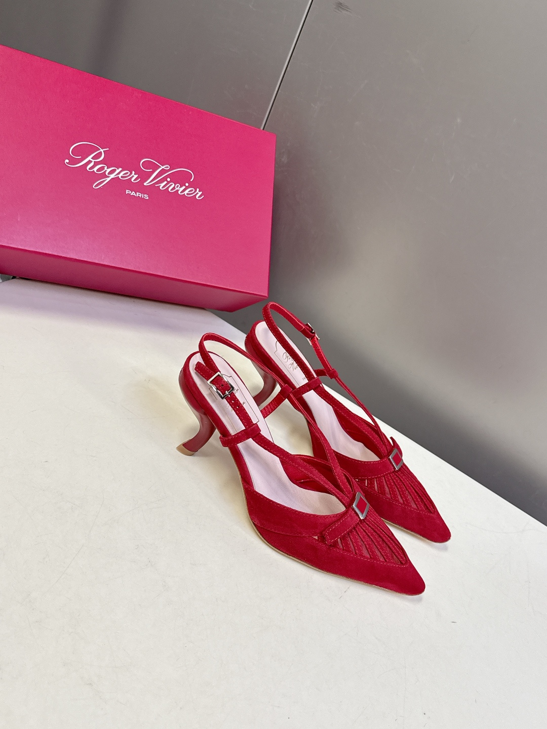 Roger Vivier罗杰·维维亚2026春夏最新款时装鞋超多明星网红种草 经典的尖头设计 蝴蝶结扣装