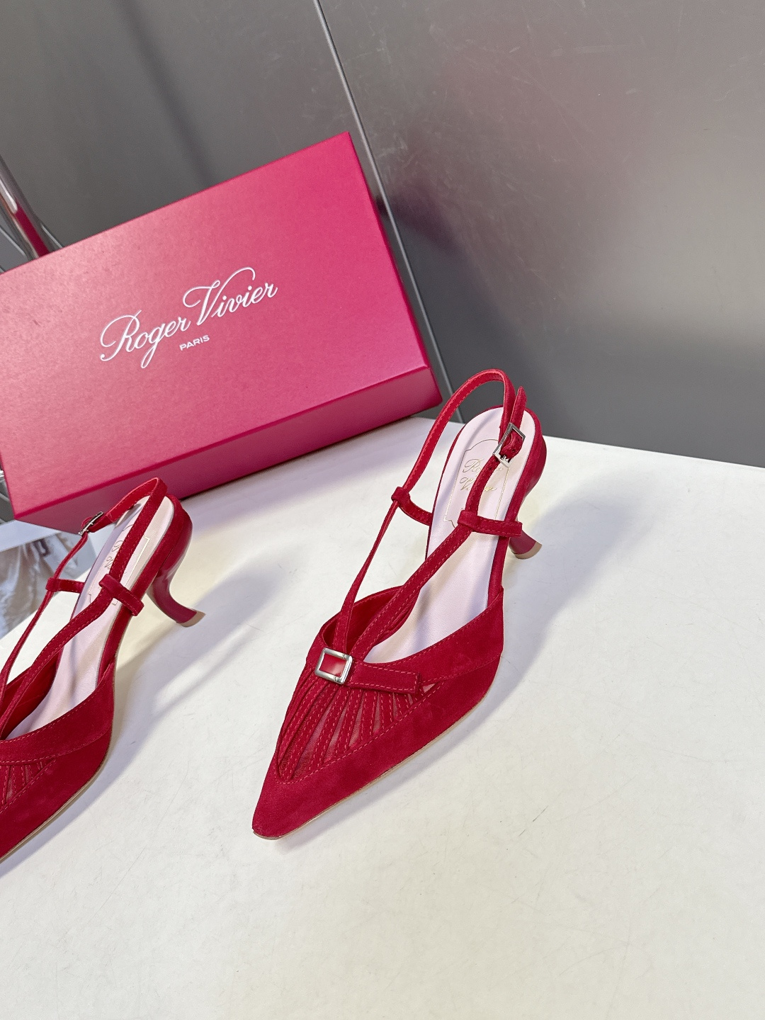 Roger Vivier罗杰·维维亚2026春夏最新款时装鞋超多明星网红种草 经典的尖头设计 蝴蝶结扣装