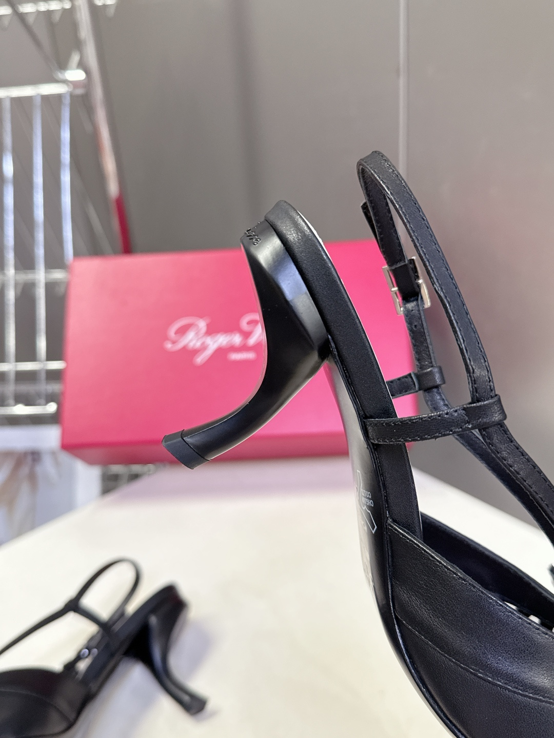 Roger Vivier罗杰·维维亚2026春夏最新款时装鞋超多明星网红种草 经典的尖头设计 蝴蝶结扣装