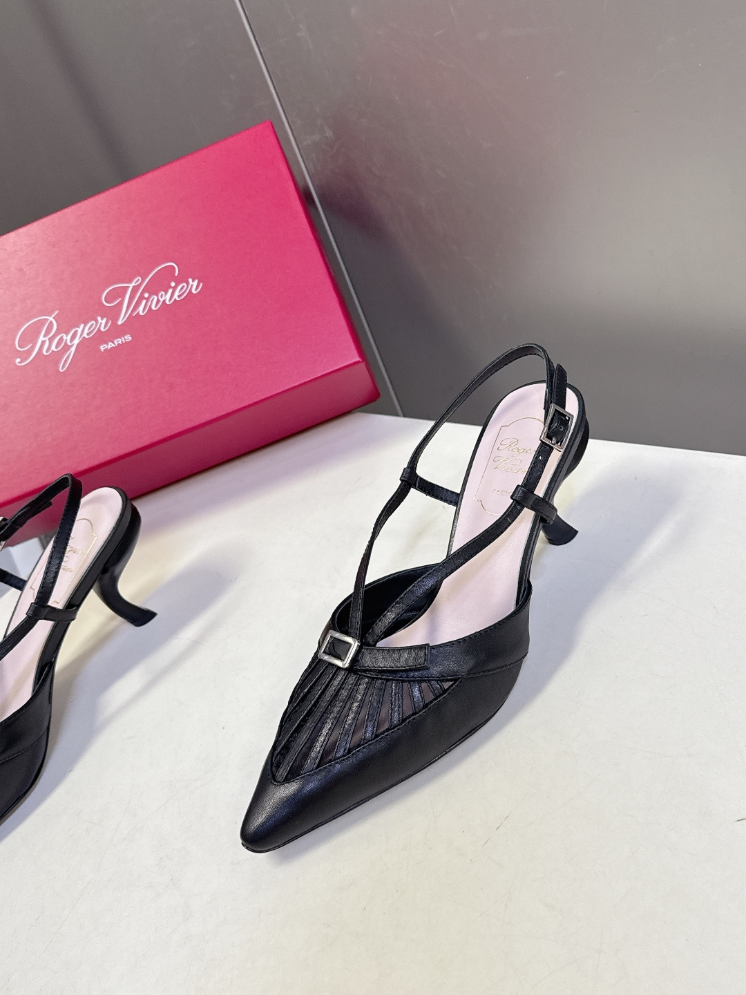 Roger Vivier罗杰·维维亚2026春夏最新款时装鞋超多明星网红种草 经典的尖头设计 蝴蝶结扣装