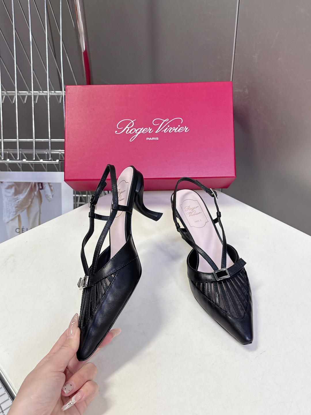Roger Vivier罗杰·维维亚2026春夏最新款时装鞋超多明星网红种草 经典的尖头设计 蝴蝶结扣装
