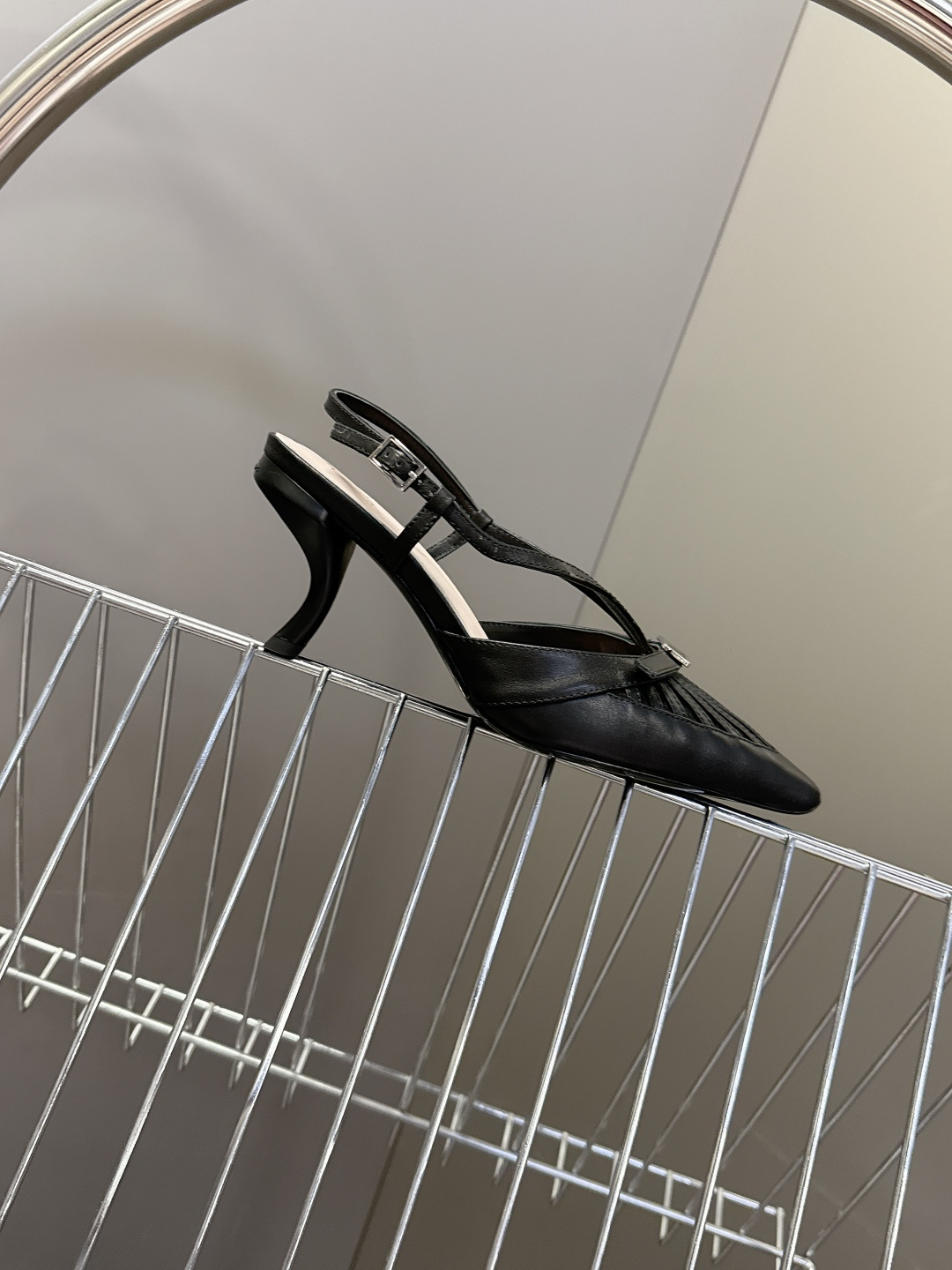 Roger Vivier罗杰·维维亚2026春夏最新款时装鞋超多明星网红种草 经典的尖头设计 蝴蝶结扣装