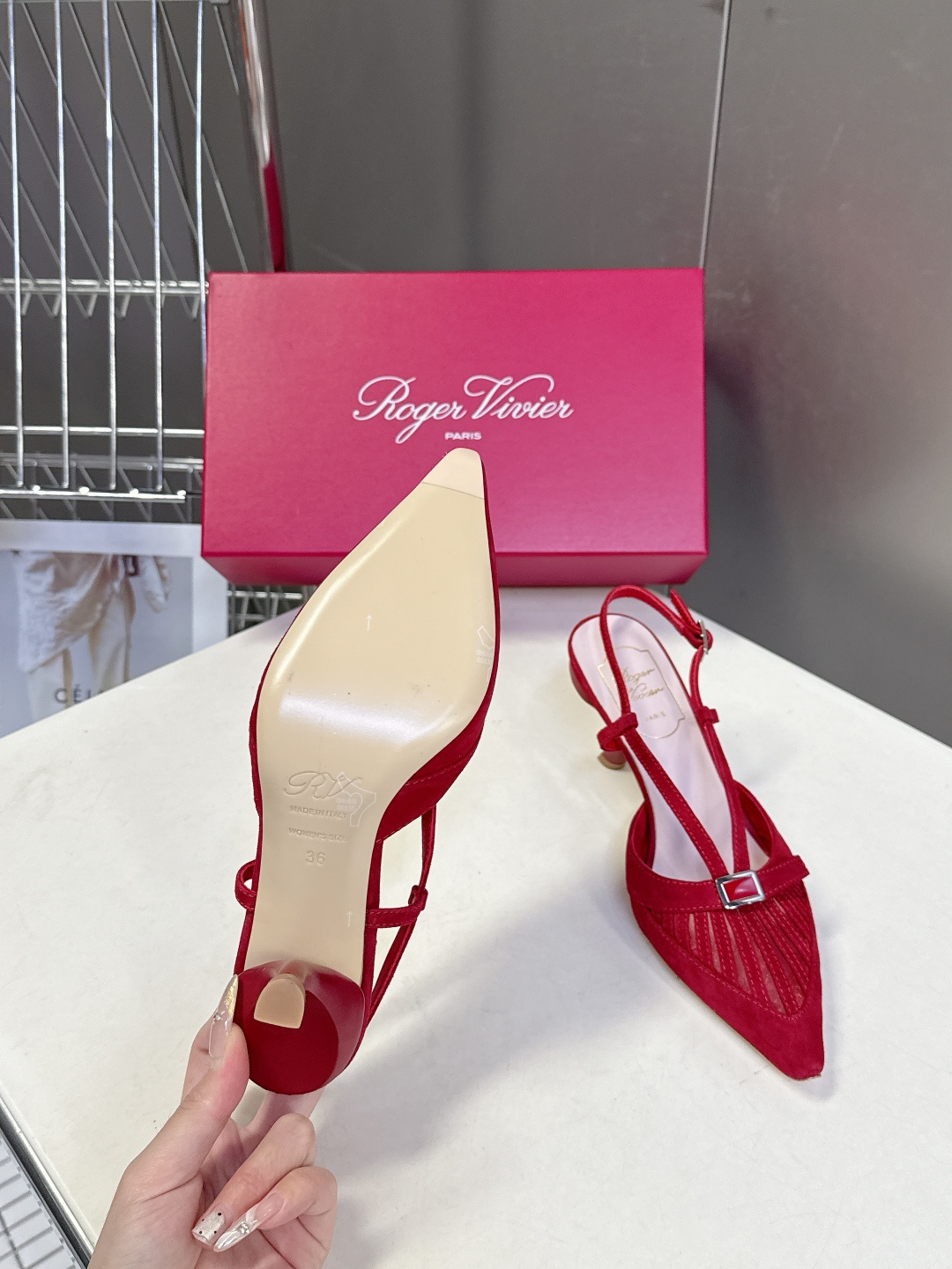 Roger Vivier罗杰·维维亚2026春夏最新款时装鞋超多明星网红种草 经典的尖头设计 蝴蝶结扣装