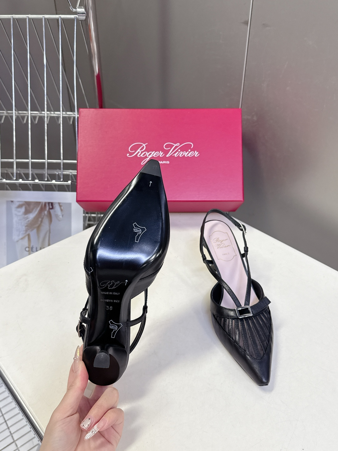 Roger Vivier罗杰·维维亚2026春夏最新款时装鞋超多明星网红种草 经典的尖头设计 蝴蝶结扣装