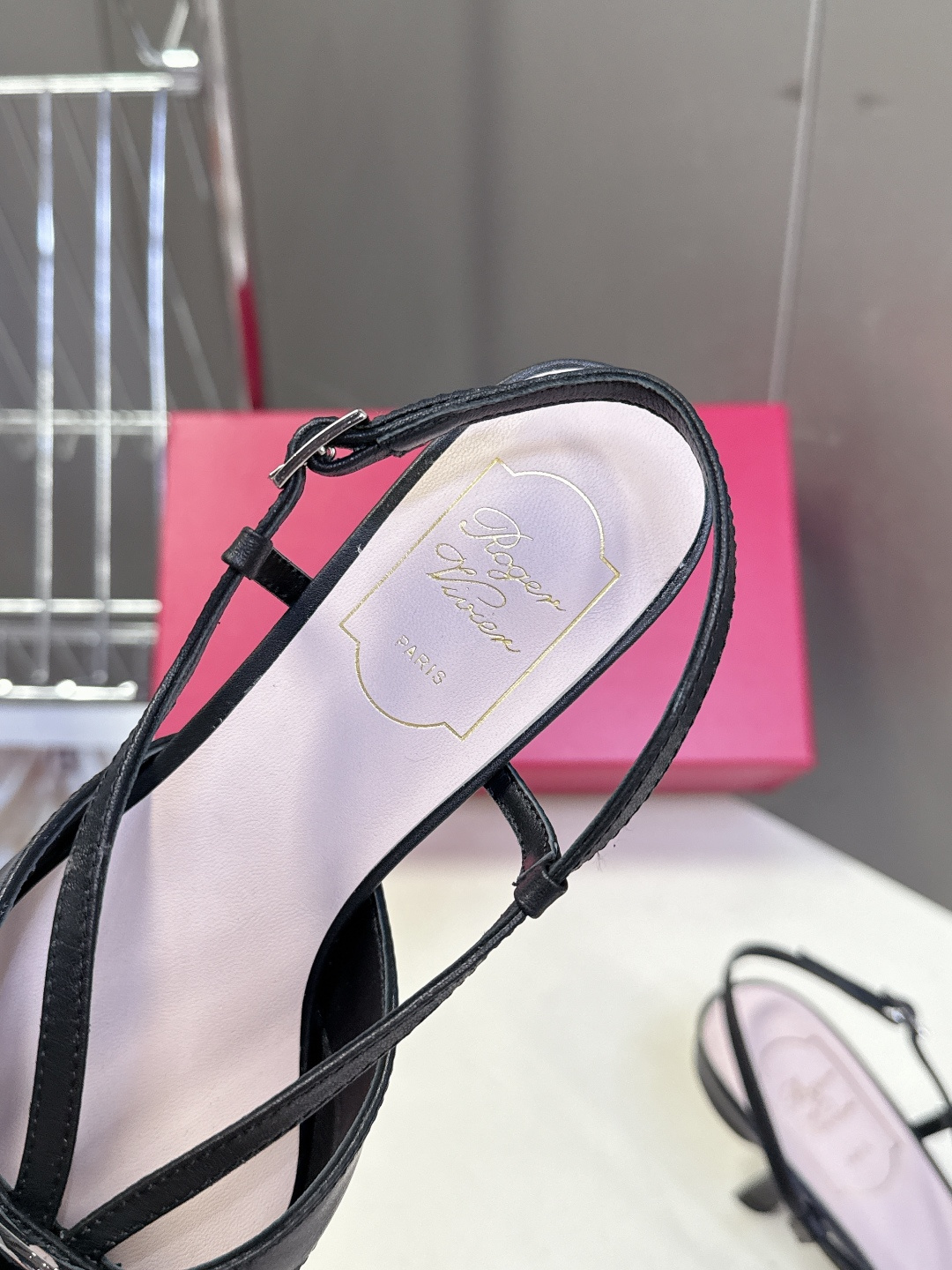 Roger Vivier罗杰·维维亚2026春夏最新款时装鞋超多明星网红种草 经典的尖头设计 蝴蝶结扣装