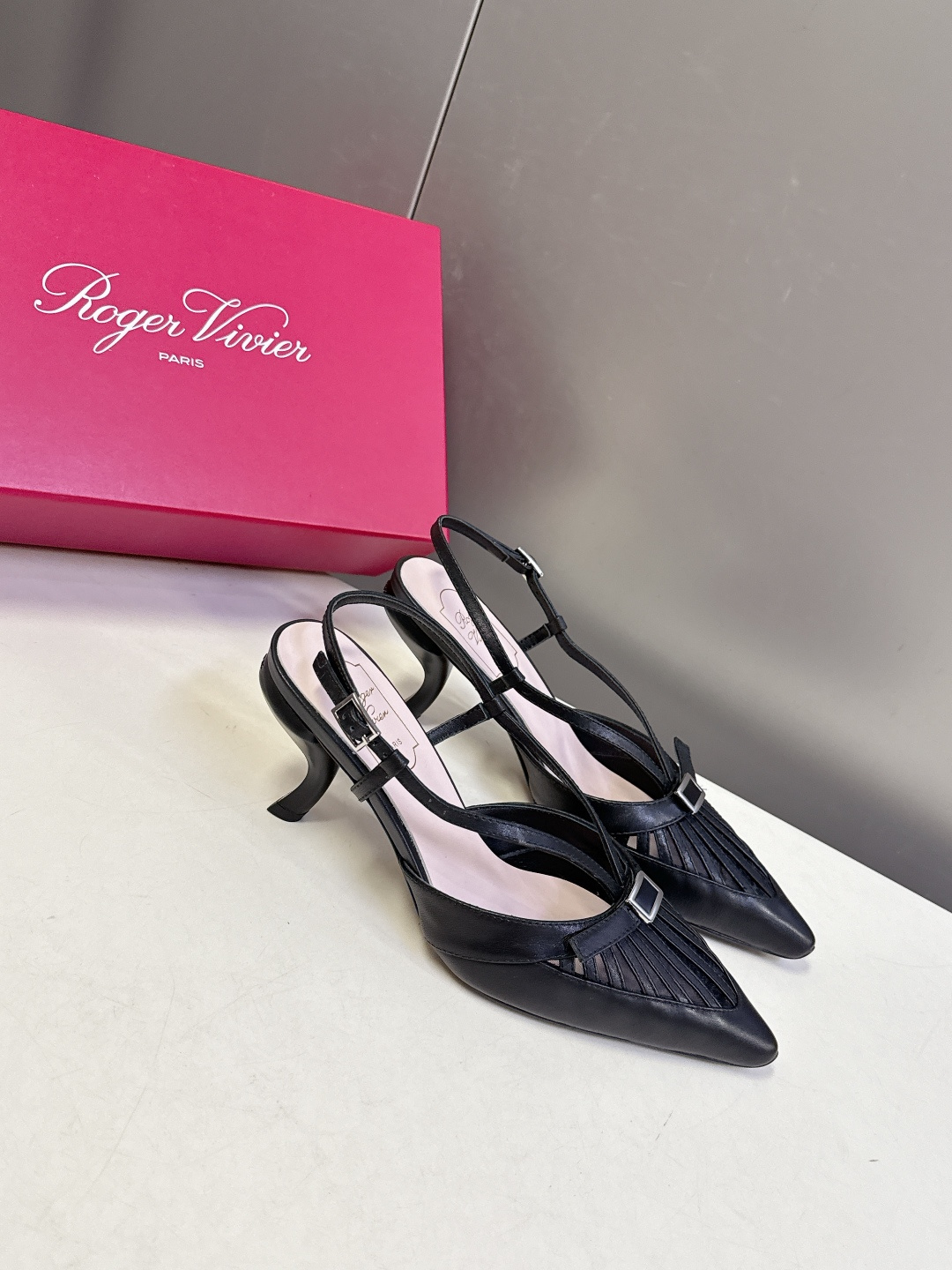 Roger Vivier罗杰·维维亚2026春夏最新款时装鞋超多明星网红种草 经典的尖头设计 蝴蝶结扣装