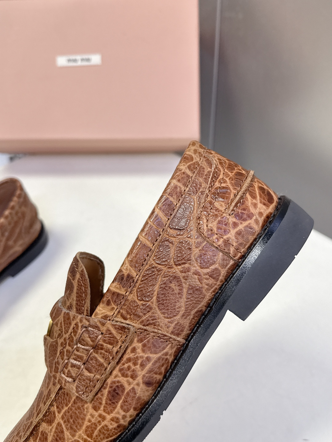 Miu Miu Miu Miu缪缪春夏钱币乐福鞋 新出的‘小钱币’真的让人一整个心都融化 超多 博主种草 除了中间夹着一颗钱币这种细节之外、鞋型整体都狠秀气不笨重、鞋头形状是‘小翘鼻、上脚 鞋面:定制进口小牛皮 内里:羊皮