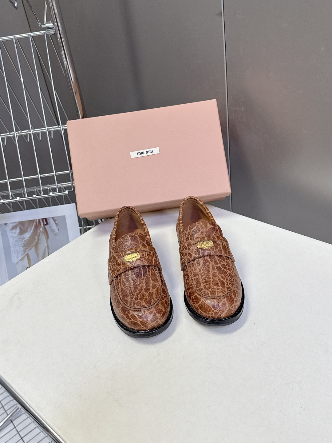 Miu Miu Miu Miu缪缪春夏钱币乐福鞋 新出的‘小钱币’真的让人一整个心都融化 超多 博主种草 除了中间夹着一颗钱币这种细节之外、鞋型整体都狠秀气不笨重、鞋头形状是‘小翘鼻、上脚 鞋面:定制进口小牛皮 内里:羊皮