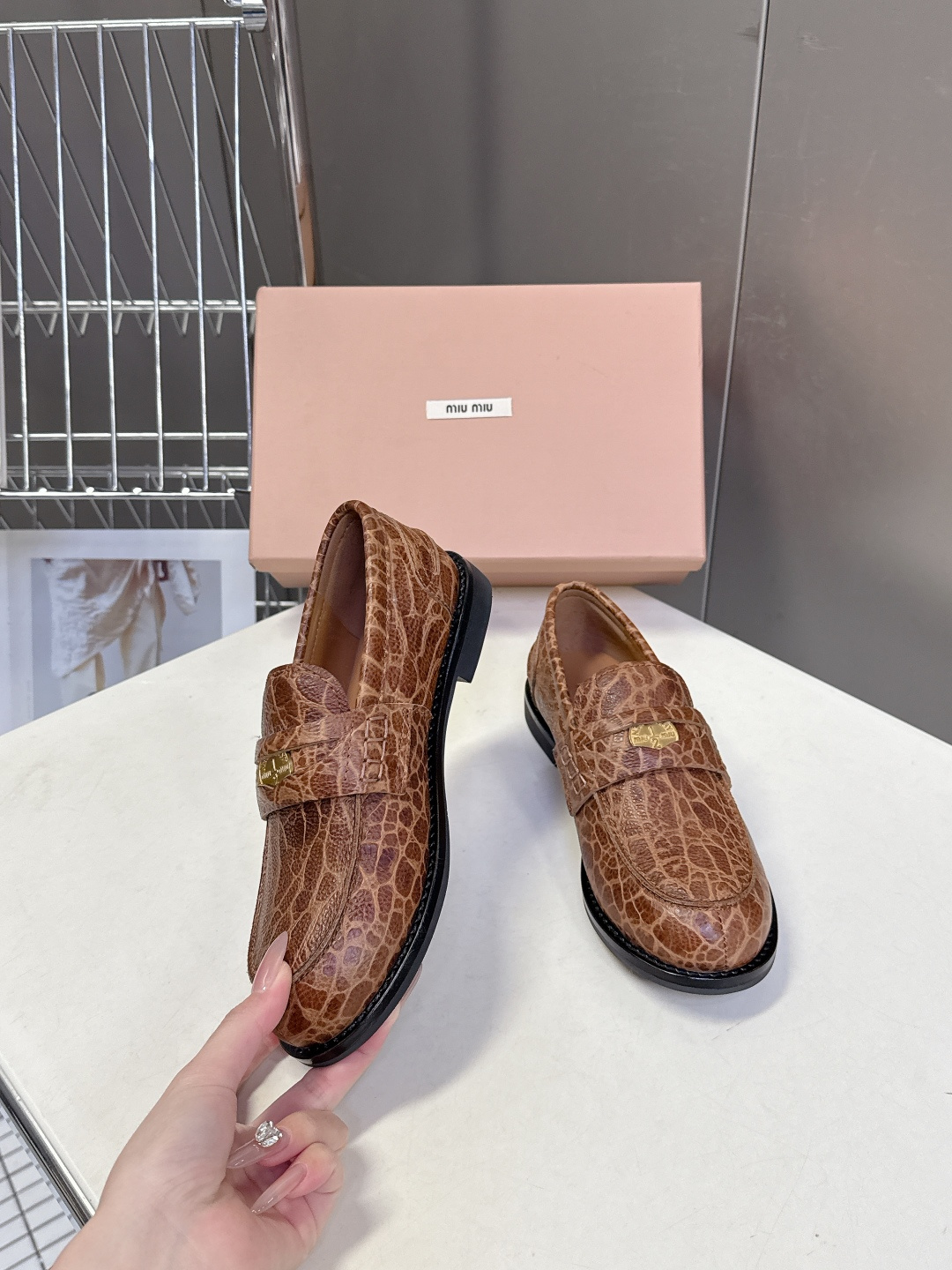 Miu Miu Miu Miu缪缪春夏钱币乐福鞋 新出的‘小钱币’真的让人一整个心都融化 超多 博主种草 除了中间夹着一颗钱币这种细节之外、鞋型整体都狠秀气不笨重、鞋头形状是‘小翘鼻、上脚 鞋面:定制进口小牛皮 内里:羊皮