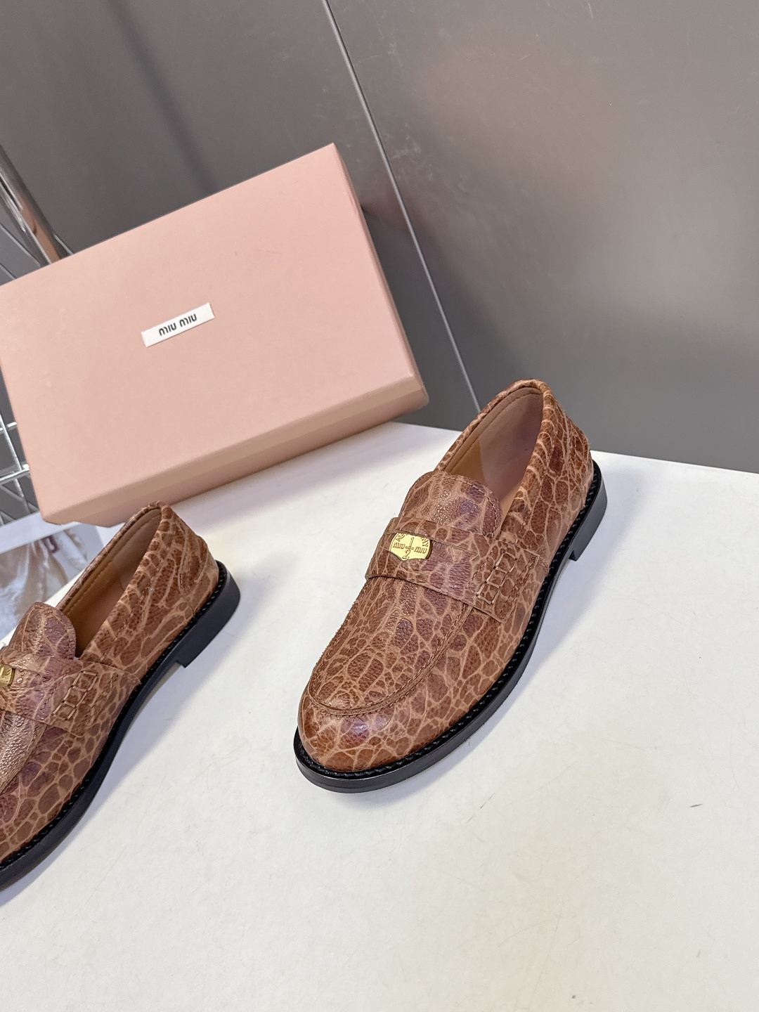 Miu Miu Miu Miu缪缪春夏钱币乐福鞋 新出的‘小钱币’真的让人一整个心都融化 超多 博主种草 除了中间夹着一颗钱币这种细节之外、鞋型整体都狠秀气不笨重、鞋头形状是‘小翘鼻、上脚 鞋面:定制进口小牛皮 内里:羊皮