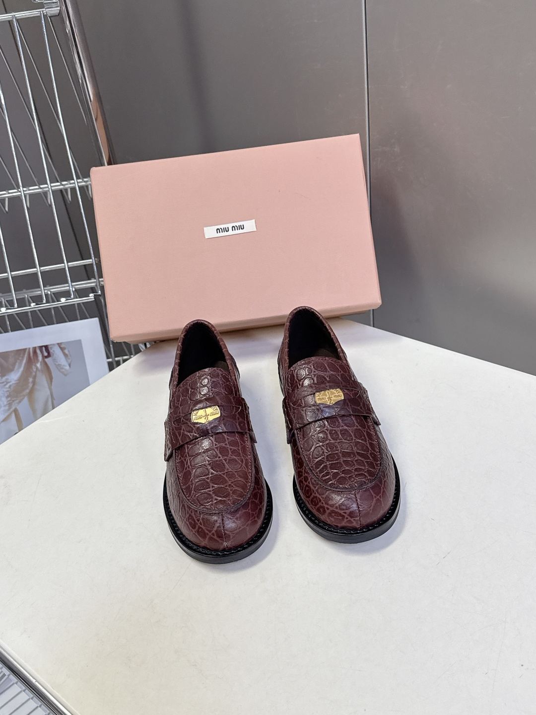 Miu Miu Miu Miu缪缪春夏钱币乐福鞋 新出的‘小钱币’真的让人一整个心都融化 超多 博主种草 除了中间夹着一颗钱币这种细节之外、鞋型整体都狠秀气不笨重、鞋头形状是‘小翘鼻、上脚 鞋面:定制进口小牛皮 内里:羊皮