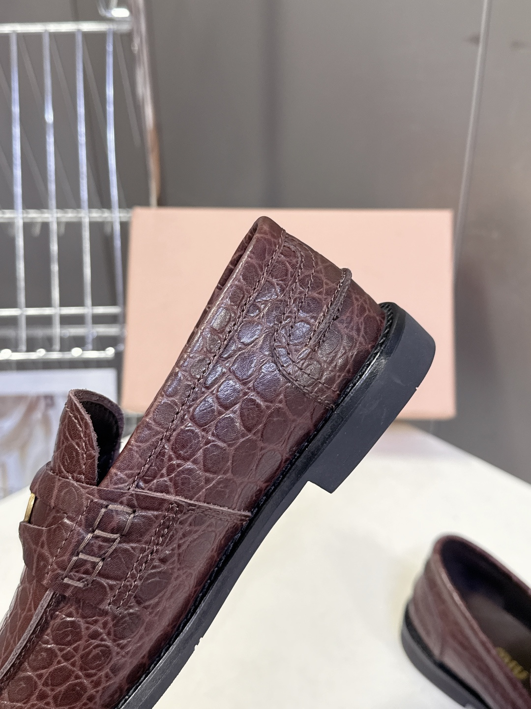 Miu Miu Miu Miu缪缪春夏钱币乐福鞋 新出的‘小钱币’真的让人一整个心都融化 超多 博主种草 除了中间夹着一颗钱币这种细节之外、鞋型整体都狠秀气不笨重、鞋头形状是‘小翘鼻、上脚 鞋面:定制进口小牛皮 内里:羊皮