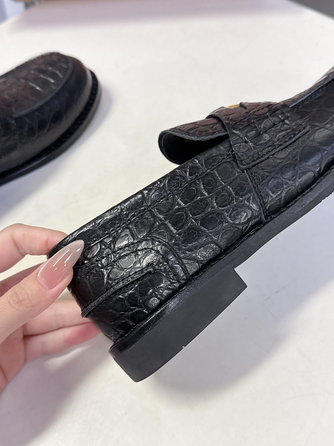 Miu Miu Miu Miu缪缪春夏钱币乐福鞋 新出的‘小钱币’真的让人一整个心都融化 超多 博主种草 除了中间夹着一颗钱币这种细节之外、鞋型整体都狠秀气不笨重、鞋头形状是‘小翘鼻、上脚 鞋面:定制进口小牛皮 内里:羊皮