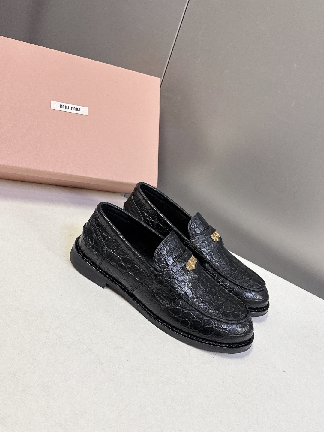 Miu Miu Miu Miu缪缪春夏钱币乐福鞋 新出的‘小钱币’真的让人一整个心都融化 超多 博主种草 除了中间夹着一颗钱币这种细节之外、鞋型整体都狠秀气不笨重、鞋头形状是‘小翘鼻、上脚 鞋面:定制进口小牛皮 内里:羊皮