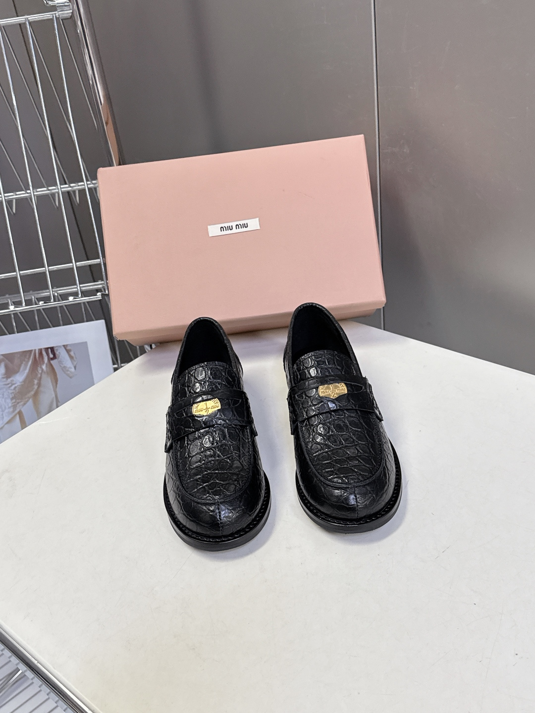 Miu Miu Miu Miu缪缪春夏钱币乐福鞋 新出的‘小钱币’真的让人一整个心都融化 超多 博主种草 除了中间夹着一颗钱币这种细节之外、鞋型整体都狠秀气不笨重、鞋头形状是‘小翘鼻、上脚 鞋面:定制进口小牛皮 内里:羊皮