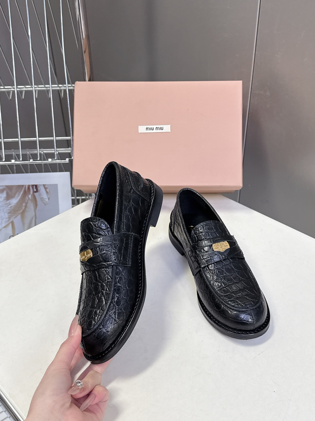 Miu Miu Miu Miu缪缪春夏钱币乐福鞋 新出的‘小钱币’真的让人一整个心都融化 超多 博主种草 除了中间夹着一颗钱币这种细节之外、鞋型整体都狠秀气不笨重、鞋头形状是‘小翘鼻、上脚 鞋面:定制进口小牛皮 内里:羊皮