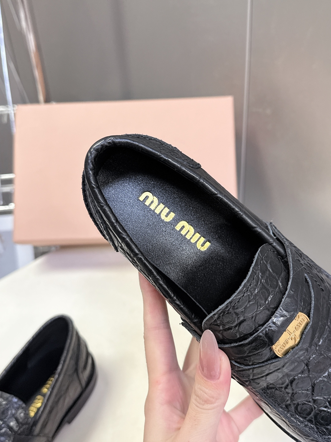 Miu Miu Miu Miu缪缪春夏钱币乐福鞋 新出的‘小钱币’真的让人一整个心都融化 超多 博主种草 除了中间夹着一颗钱币这种细节之外、鞋型整体都狠秀气不笨重、鞋头形状是‘小翘鼻、上脚 鞋面:定制进口小牛皮 内里:羊皮