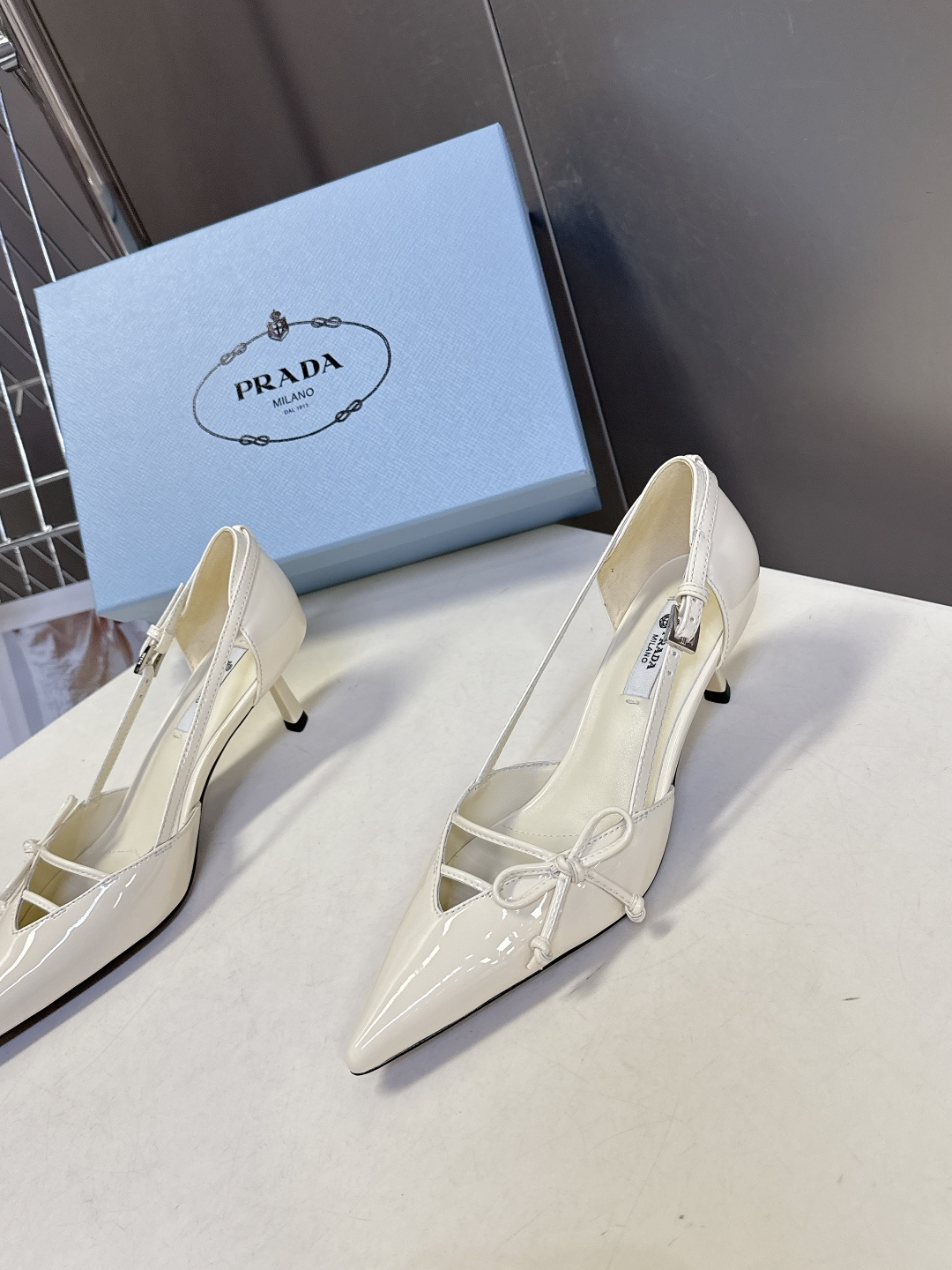 PRADA普拉达2026春夏最新款时装鞋超多明星网红种草 极具特色的鞋面设计 将永恒的优雅格调与现代的时