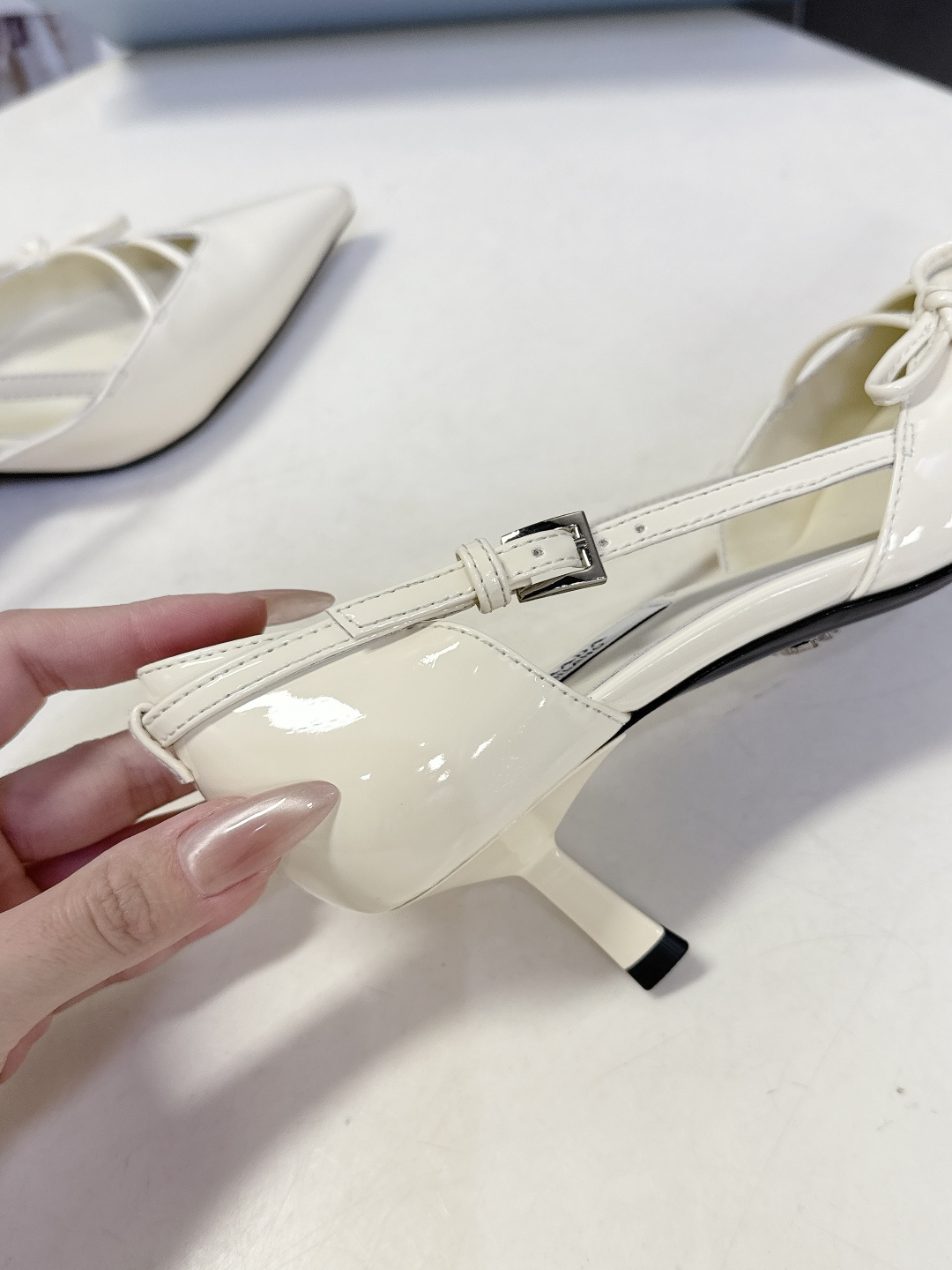 PRADA普拉达2026春夏最新款时装鞋超多明星网红种草 极具特色的鞋面设计 将永恒的优雅格调与现代的时