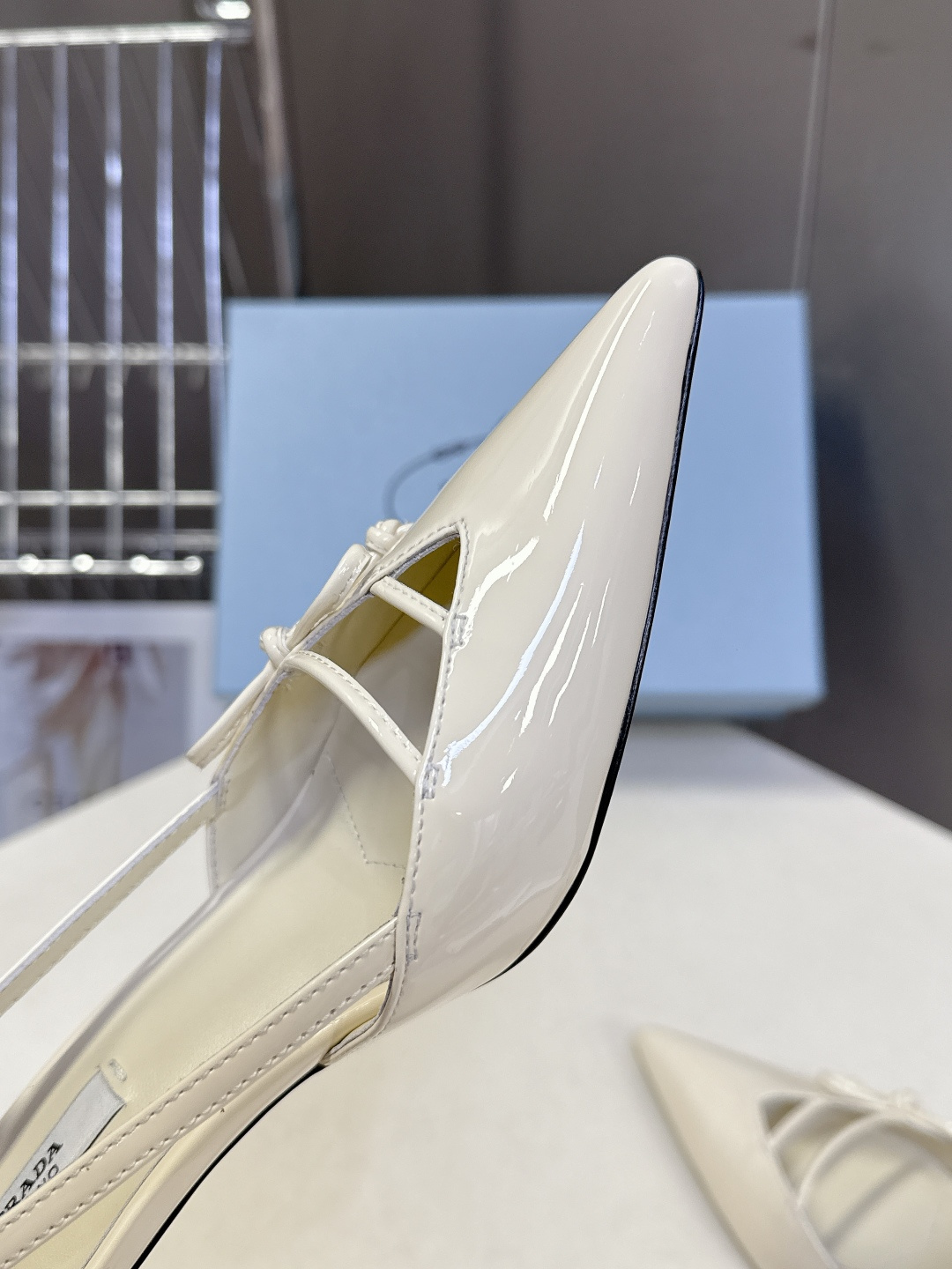 PRADA普拉达2026春夏最新款时装鞋超多明星网红种草 极具特色的鞋面设计 将永恒的优雅格调与现代的时