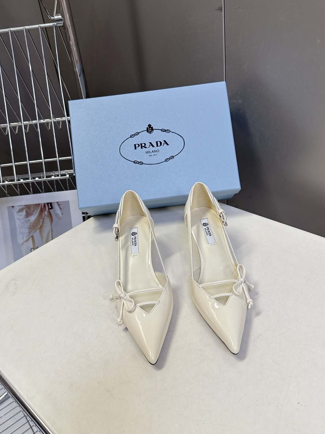 PRADA普拉达2026春夏最新款时装鞋超多明星网红种草 极具特色的鞋面设计 将永恒的优雅格调与现代的时