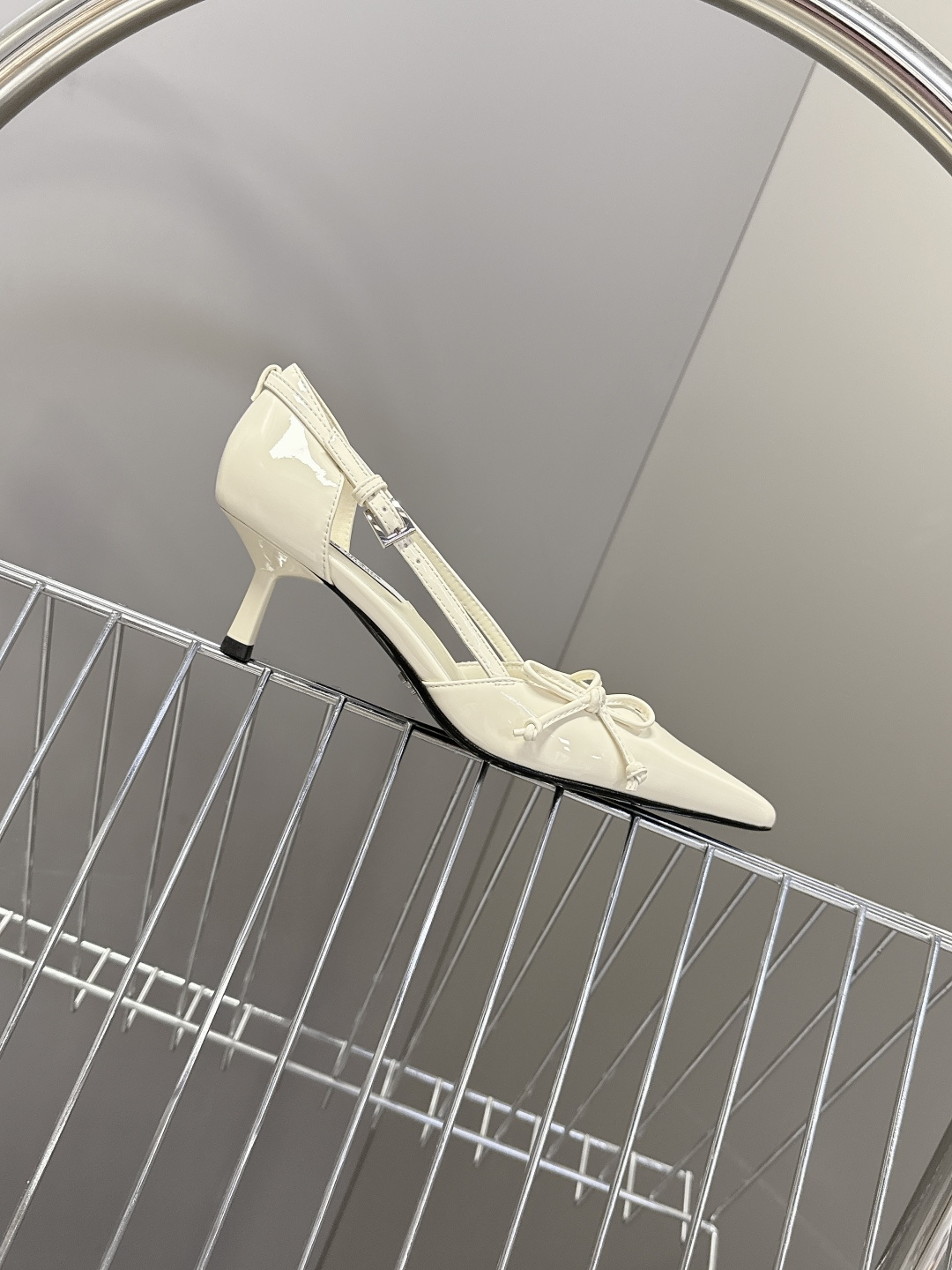 PRADA普拉达2026春夏最新款时装鞋超多明星网红种草 极具特色的鞋面设计 将永恒的优雅格调与现代的时